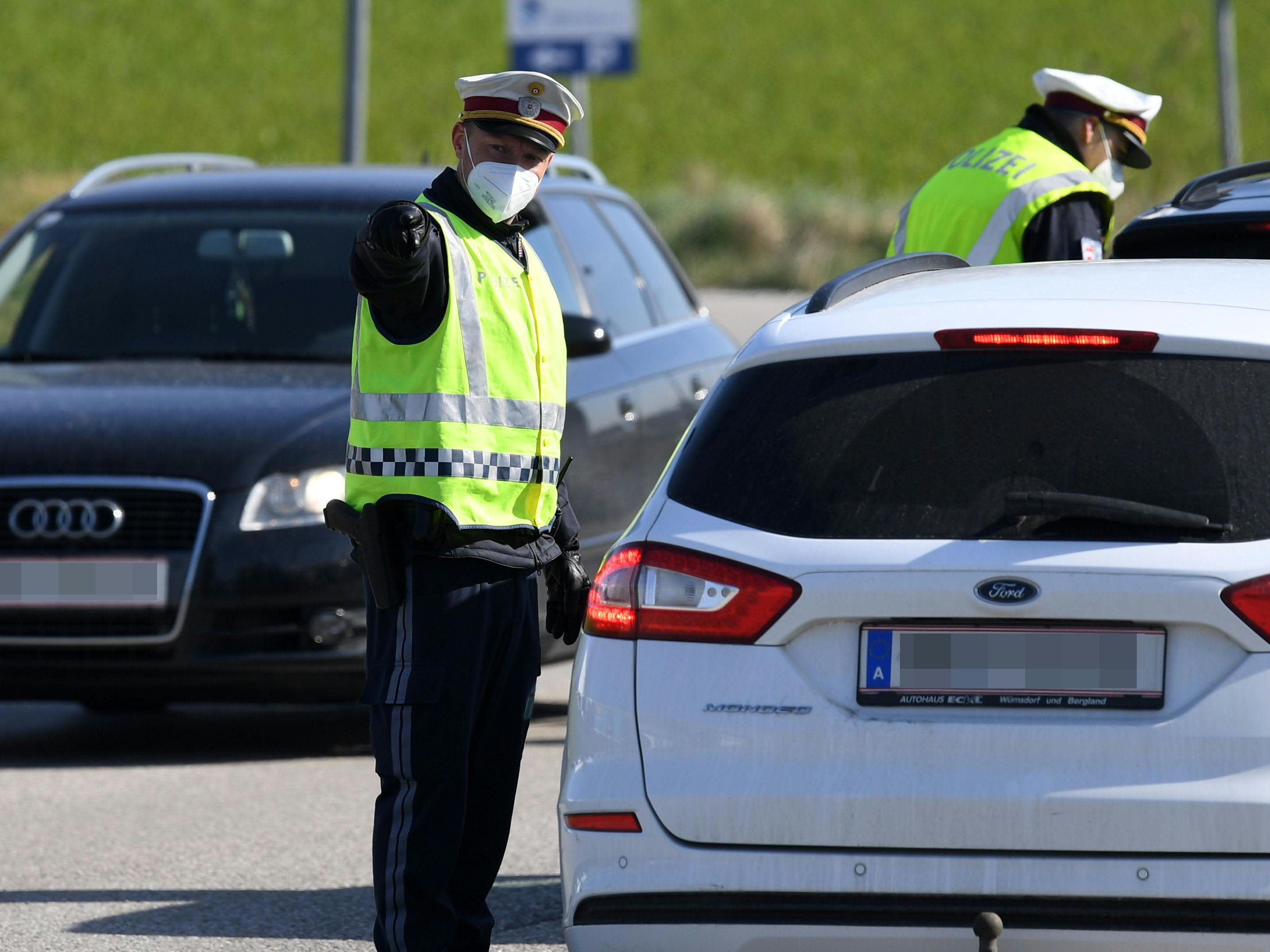 Die Polizei führte stichprobenartig Kontrollen durch. Die Polizei führte stichprobenartig Kontrollen durch.