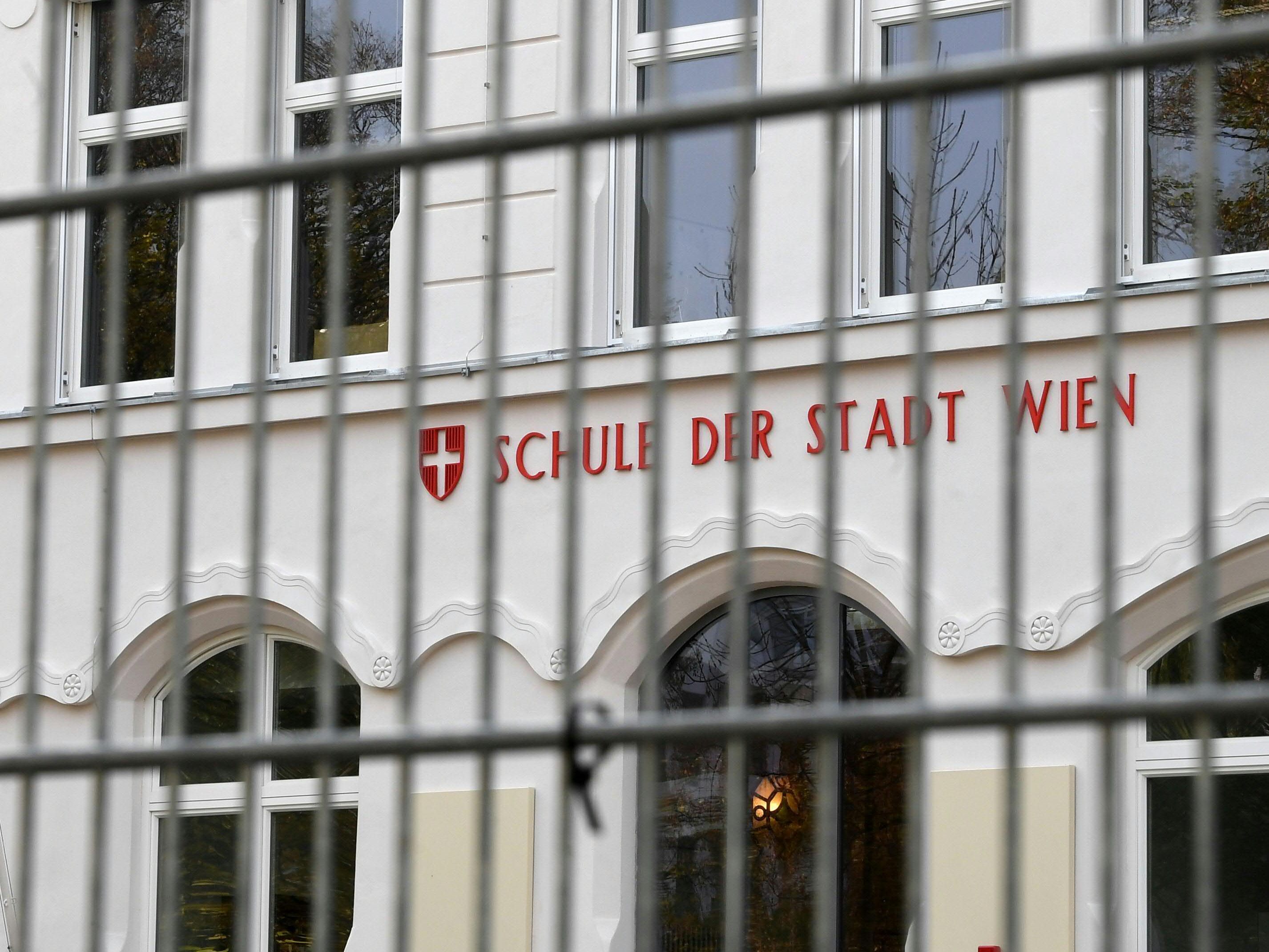 Nicht in allen Klassen ist wieder Normalbetrieb - vorerst herrscht noch Schichtbetrieb für ältere Kinder und Jugendliche Nicht in allen Klassen ist wieder Normalbetrieb - vorerst herrscht noch Schichtbetrieb für ältere Kinder und Jugendliche