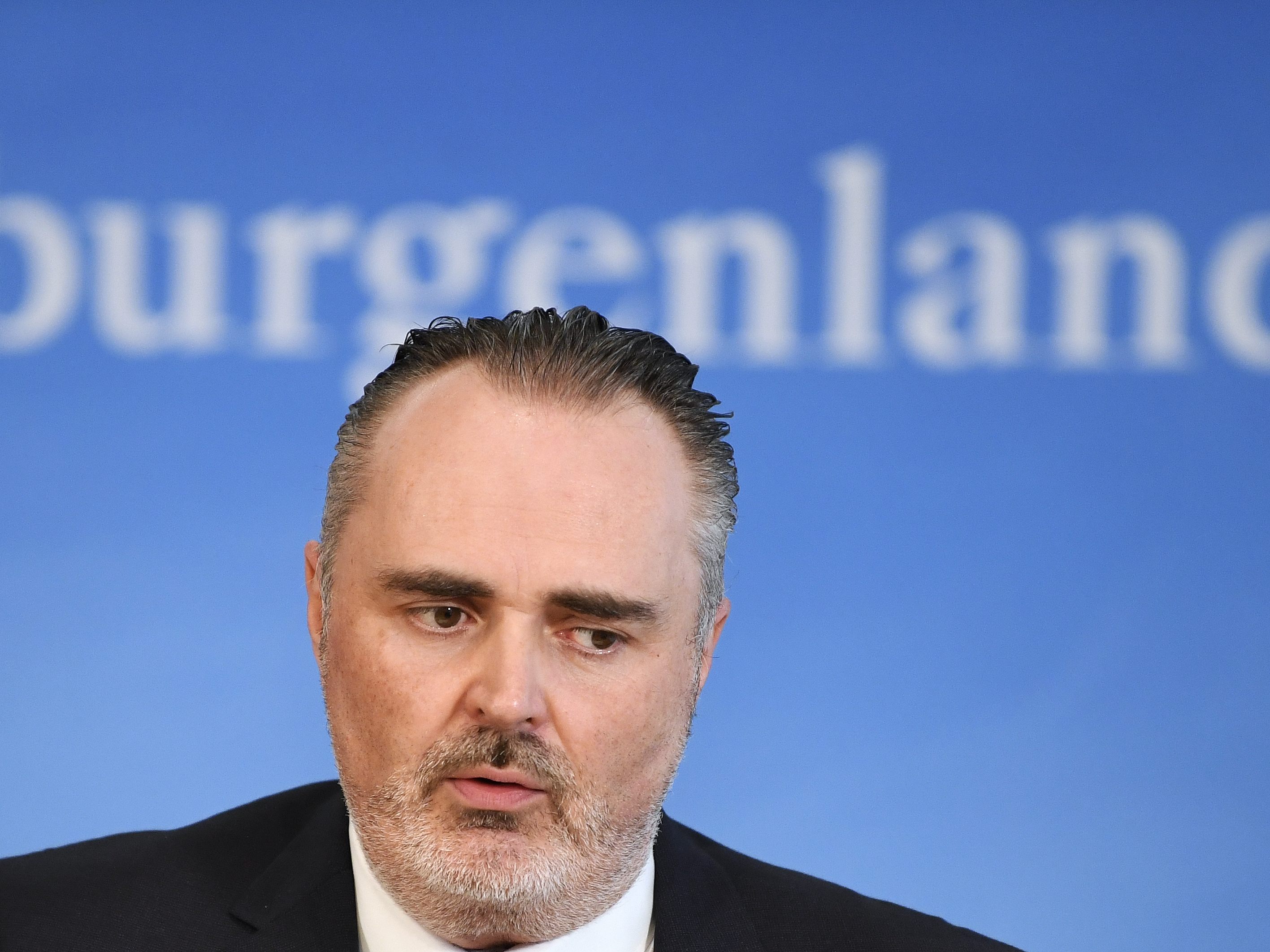 Doskozil zieht sich aus dem SPÖ-Bundesparteivorsitz zurück. Doskozil zieht sich aus dem SPÖ-Bundesparteivorsitz zurück.