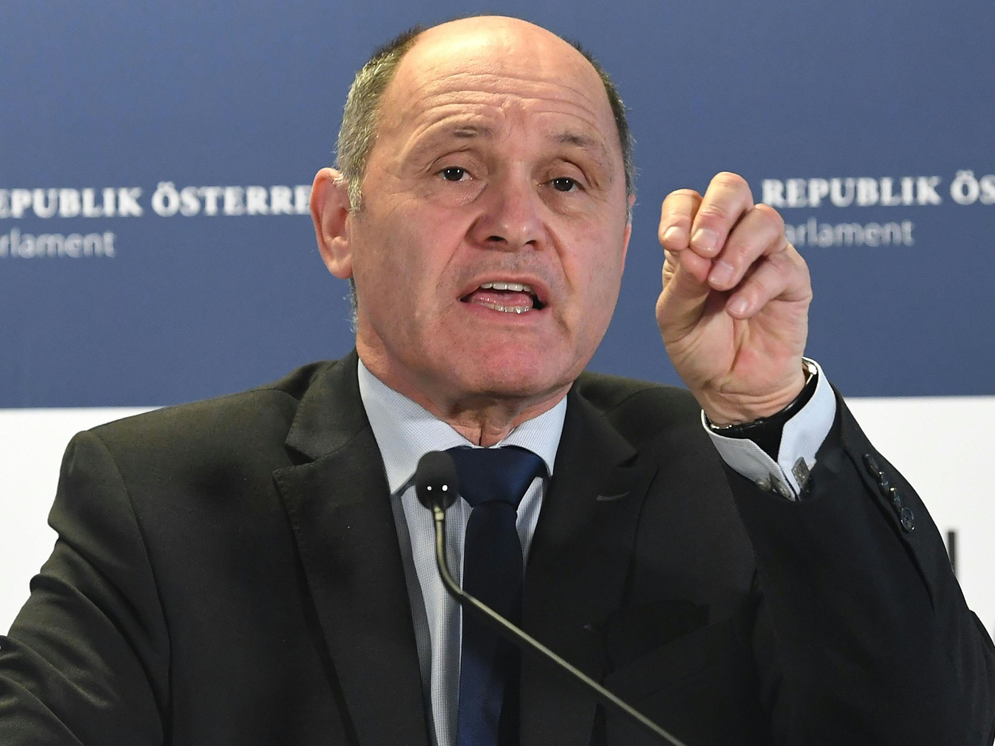 Sobotka (ÖVP) will, dass alle Abgeordneten im Parlament FFP2-Masken tragen. Sobotka (ÖVP) will, dass alle Abgeordneten im Parlament FFP2-Masken tragen.
