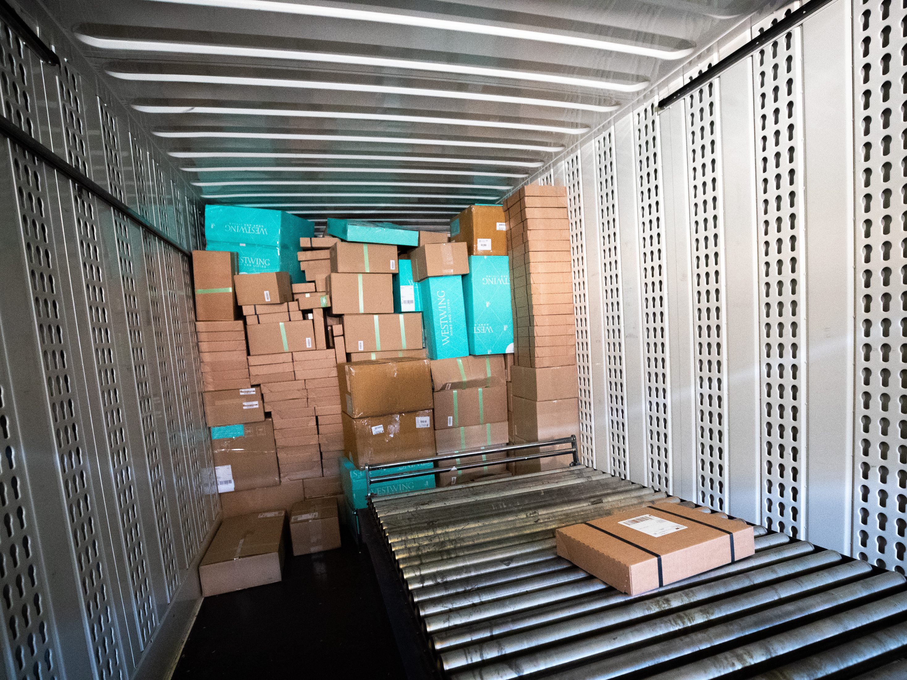 Die Post will die Pakete künftig trotz Abwesenheit ins Vorzimmer zustellen - es werden Tester gesucht.