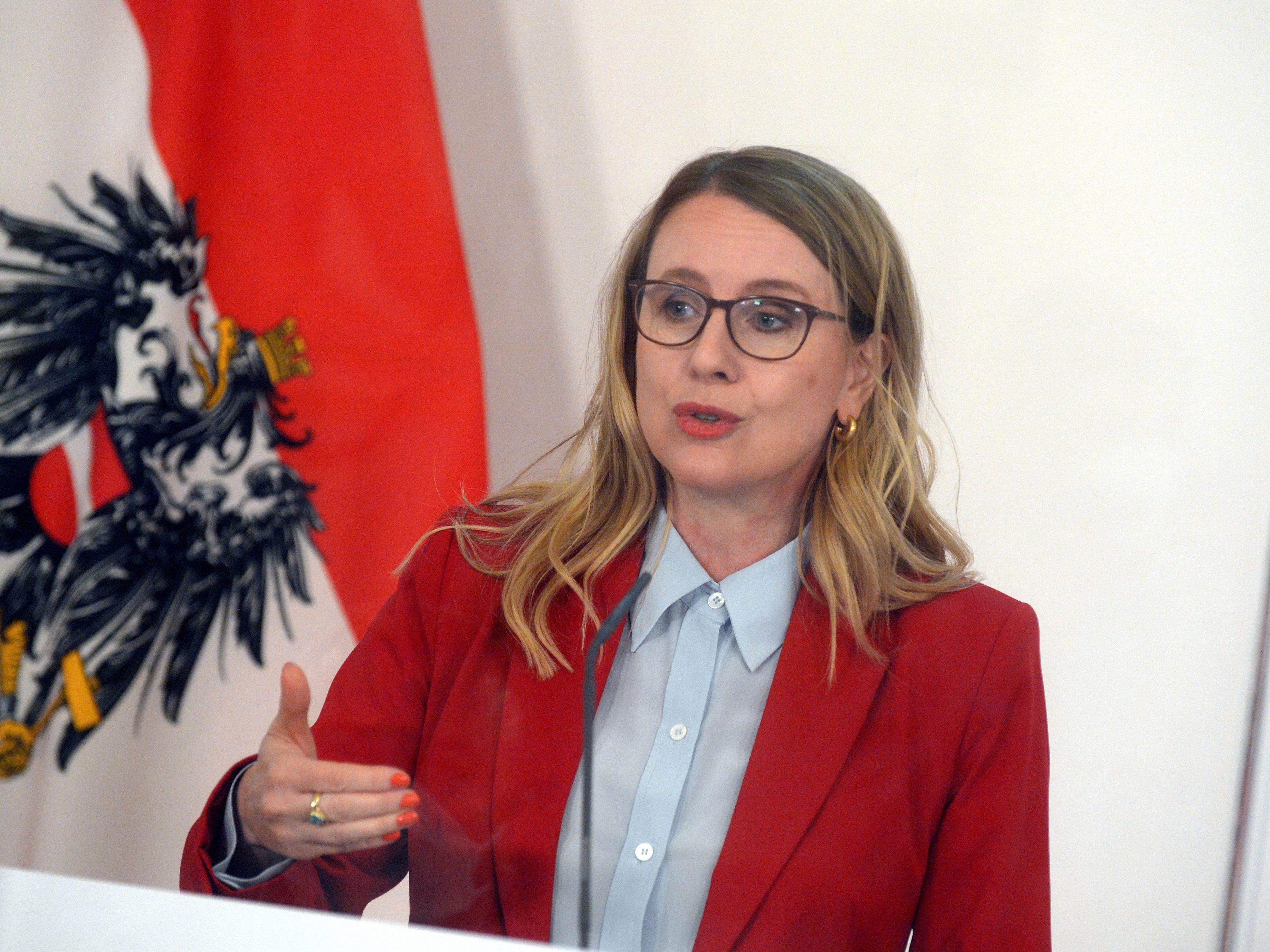 Die NEOS hinterfragen die Rolle von Wirtschaftsministerin Schramböck. Die NEOS hinterfragen die Rolle von Wirtschaftsministerin Schramböck.