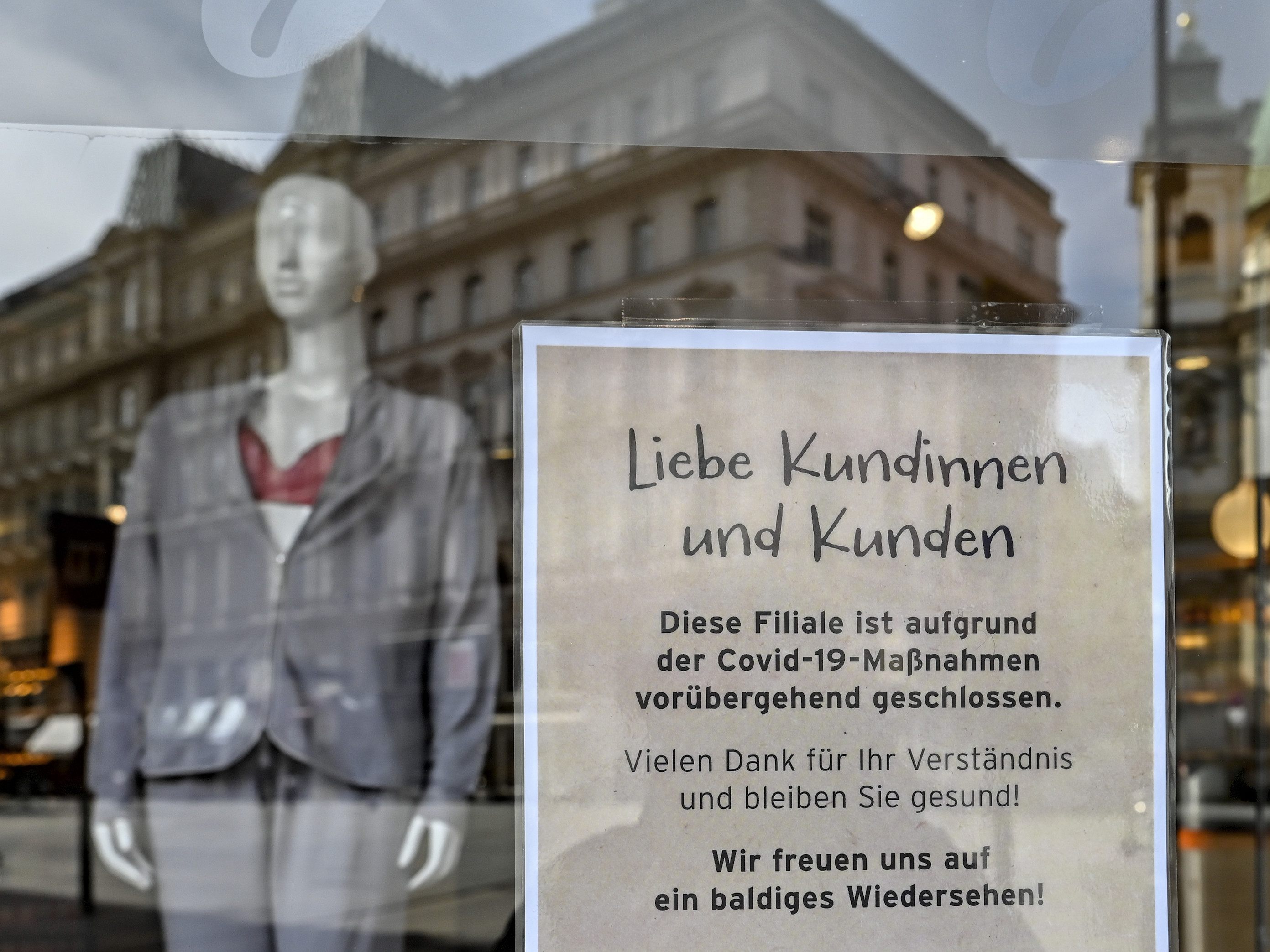 Die Branche befürchtet, dass Geschäfte noch länger behördlich geschlossen bleiben. Die Branche befürchtet, dass Geschäfte noch länger behördlich geschlossen bleiben.