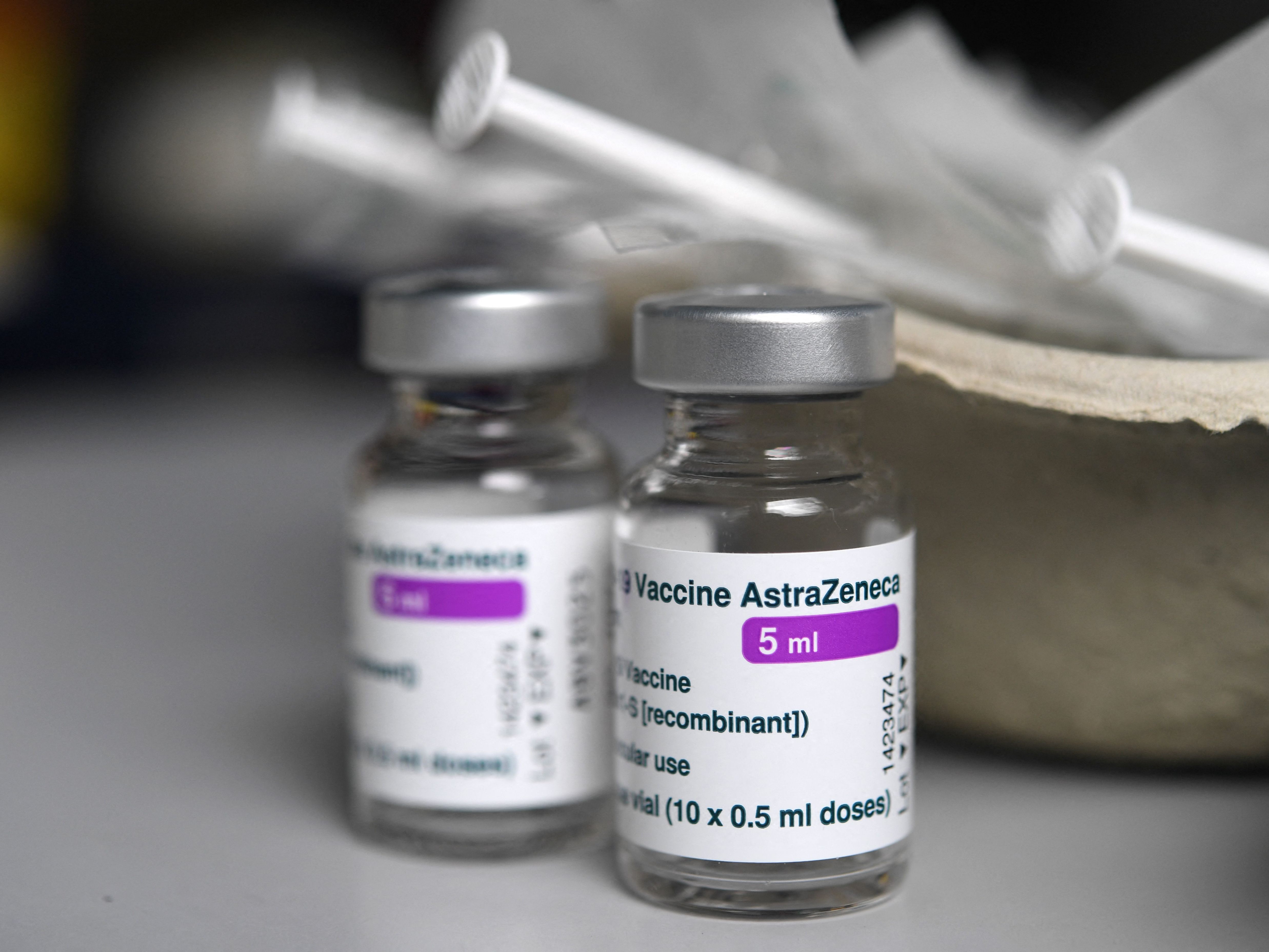 Laut einem EMA-Vertreter gibt es einen Zusammenhang zwischen dem AstraZeneca-Impfstoff und Thrombosen.