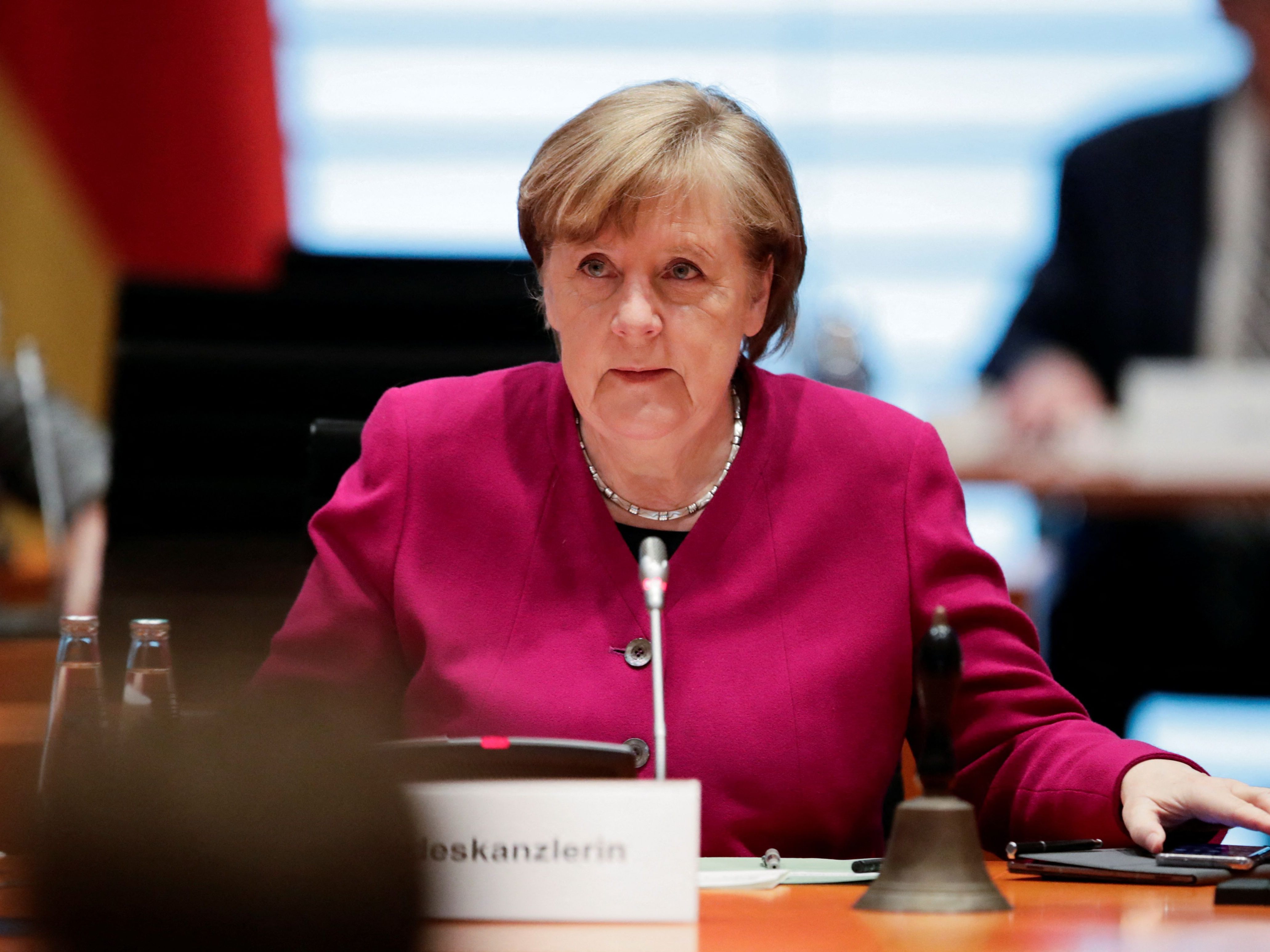 Kanzlerin Angela Merkel lässt sich mit AstraZeneca impfen.