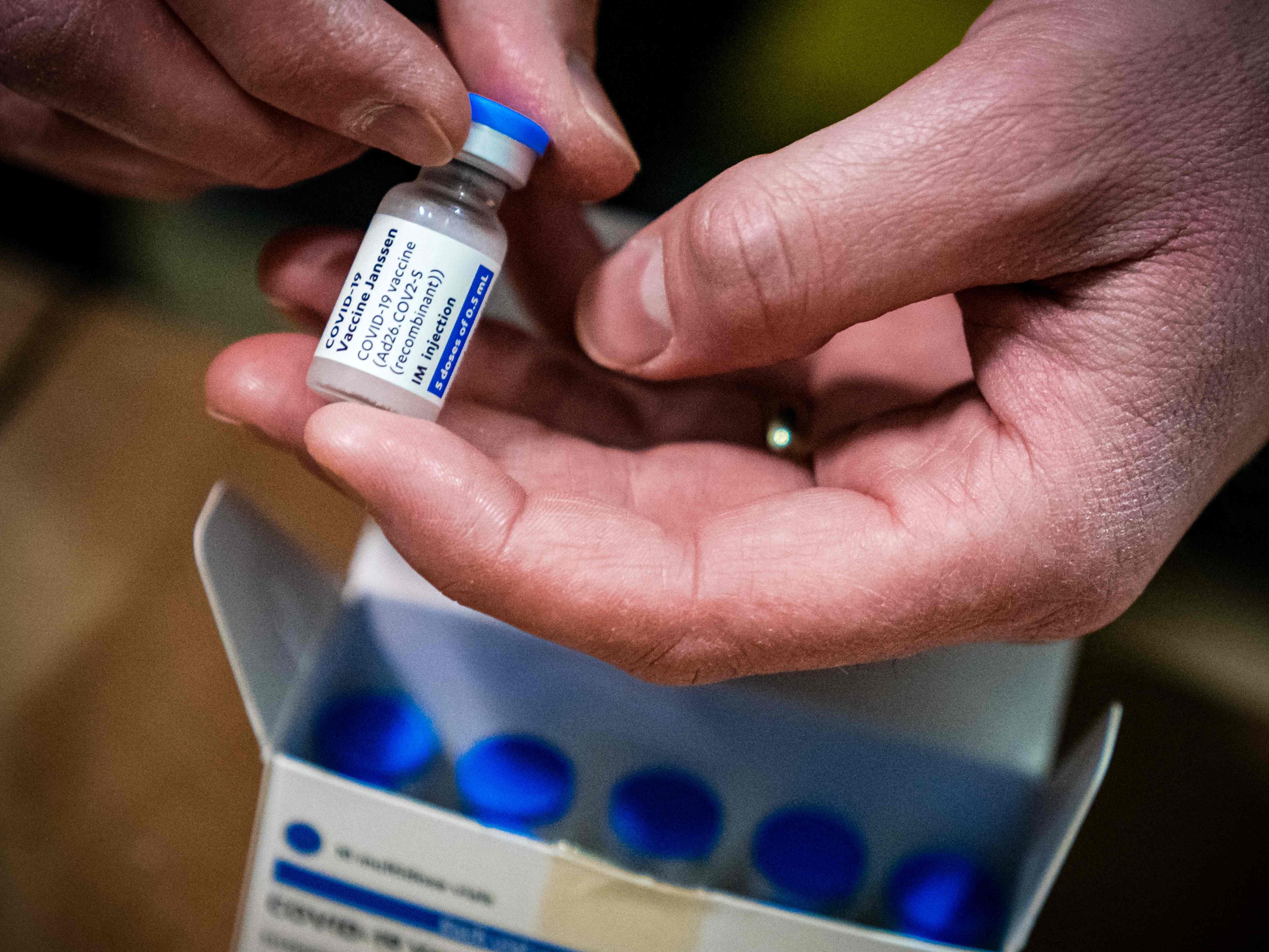 Der Auslieferungs-Stopp des Johnson & Johnson-Impfstoffes "Jannsen" belastet den Impfplan vorerst nicht