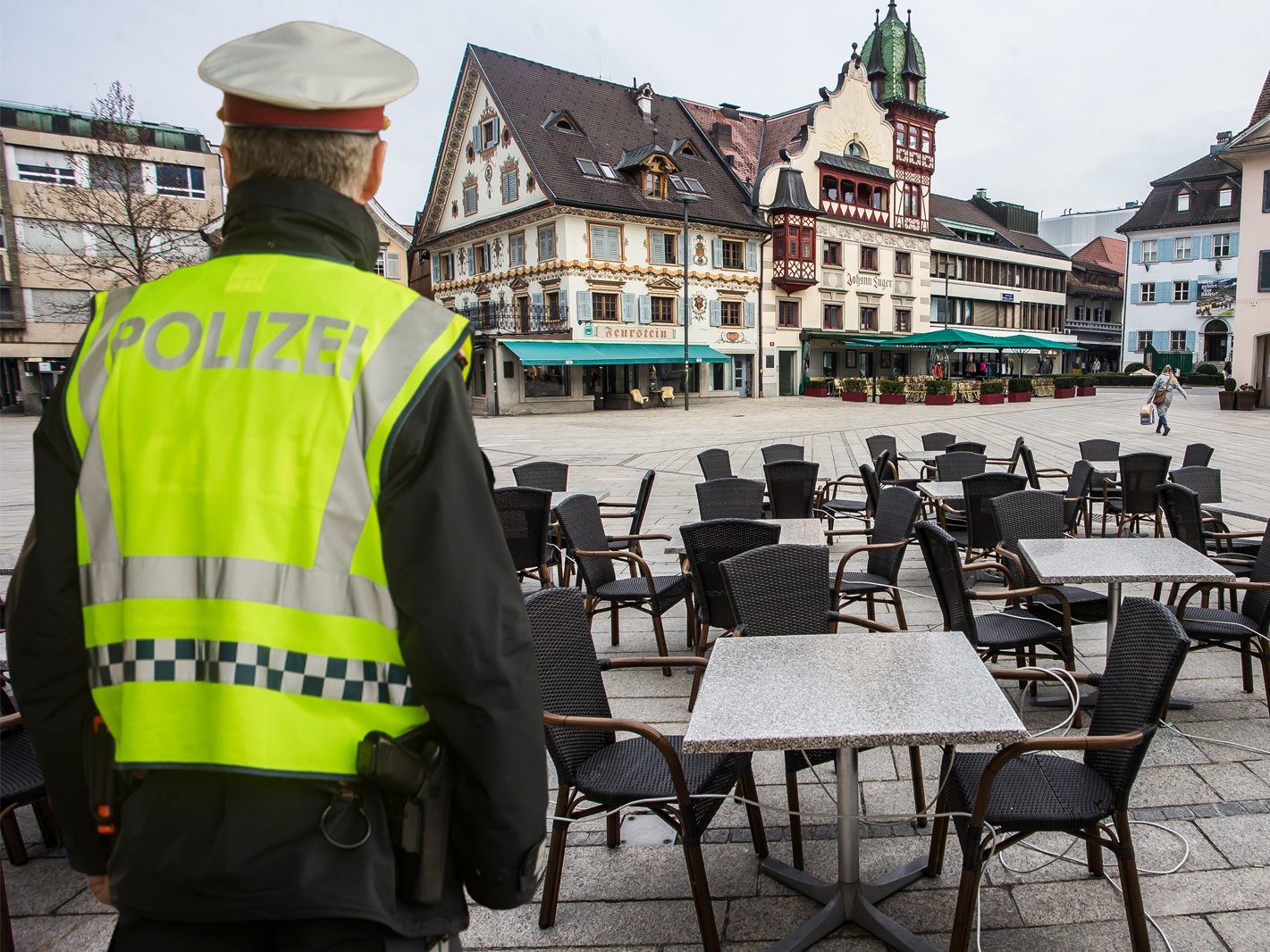 egen Übertretungen nach dem Covid-19-Maßnahmengesetz und dem Epidemiegesetz sind in den vergangenen beiden Wochen in Vorarlberg allgemein etwa 130 Anzeigen ausgesprochen worden. egen Übertretungen nach dem Covid-19-Maßnahmengesetz und dem Epidemiegesetz sind in den vergangenen beiden Wochen in Vorarlberg allgemein etwa 130 Anzeigen ausgesprochen worden.