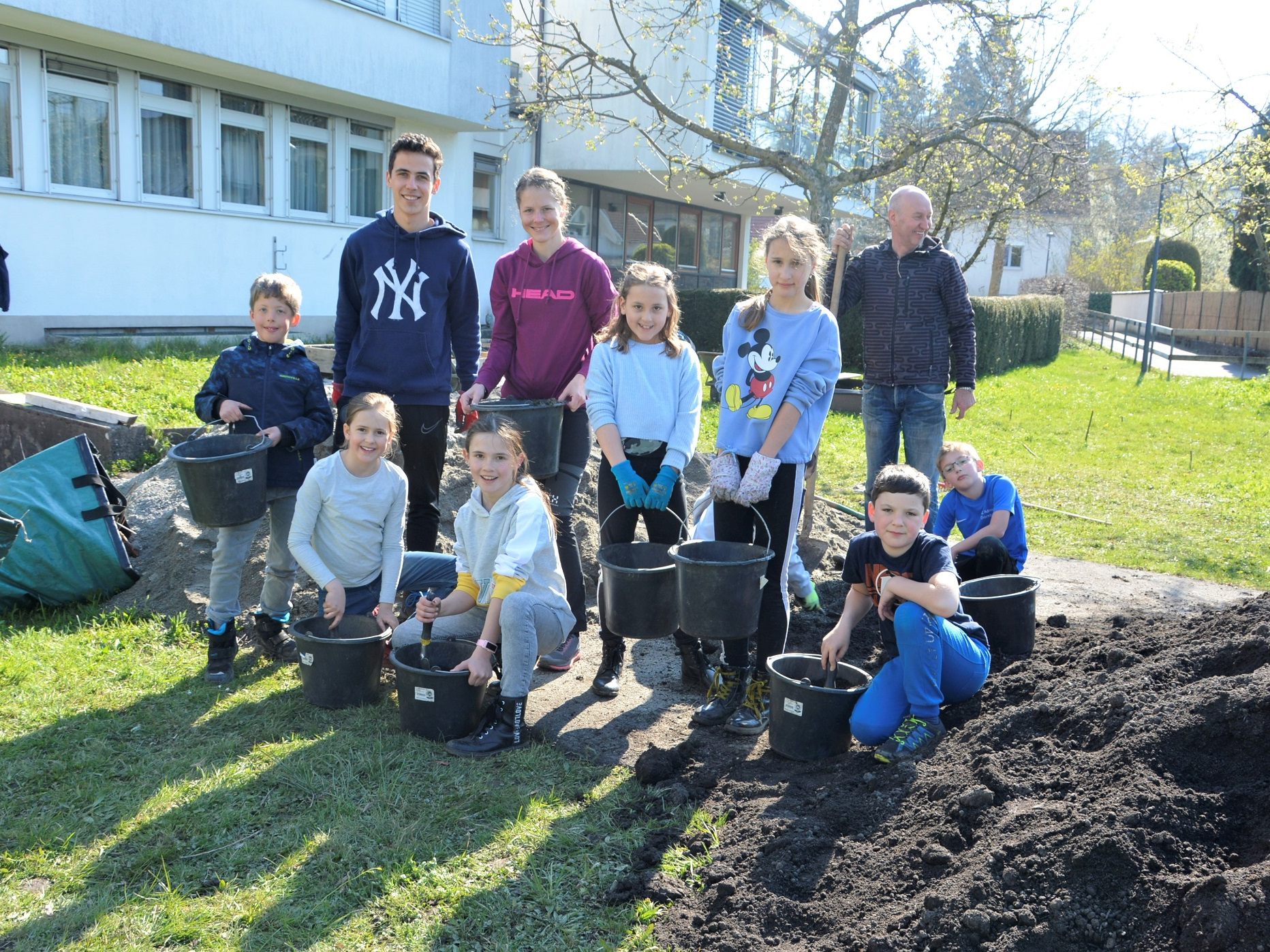 In Gemeinschaft mit Pfarre, Schule und „Essbare Stadt“ bekam das Projekt „Beeren-Nasch-Garten“ am Freitag Hände und Füße. In Gemeinschaft mit Pfarre, Schule und „Essbare Stadt“ bekam das Projekt „Beeren-Nasch-Garten“ am Freitag Hände und Füße.