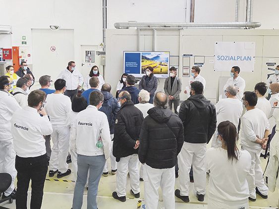 Betriebsversammlung beim Autozulieferer: Faurecia: Betriebsrat, Gewerkschaft und AK handelten in kurzer Frist einen Sozialplan aus. (Foto: FCG)