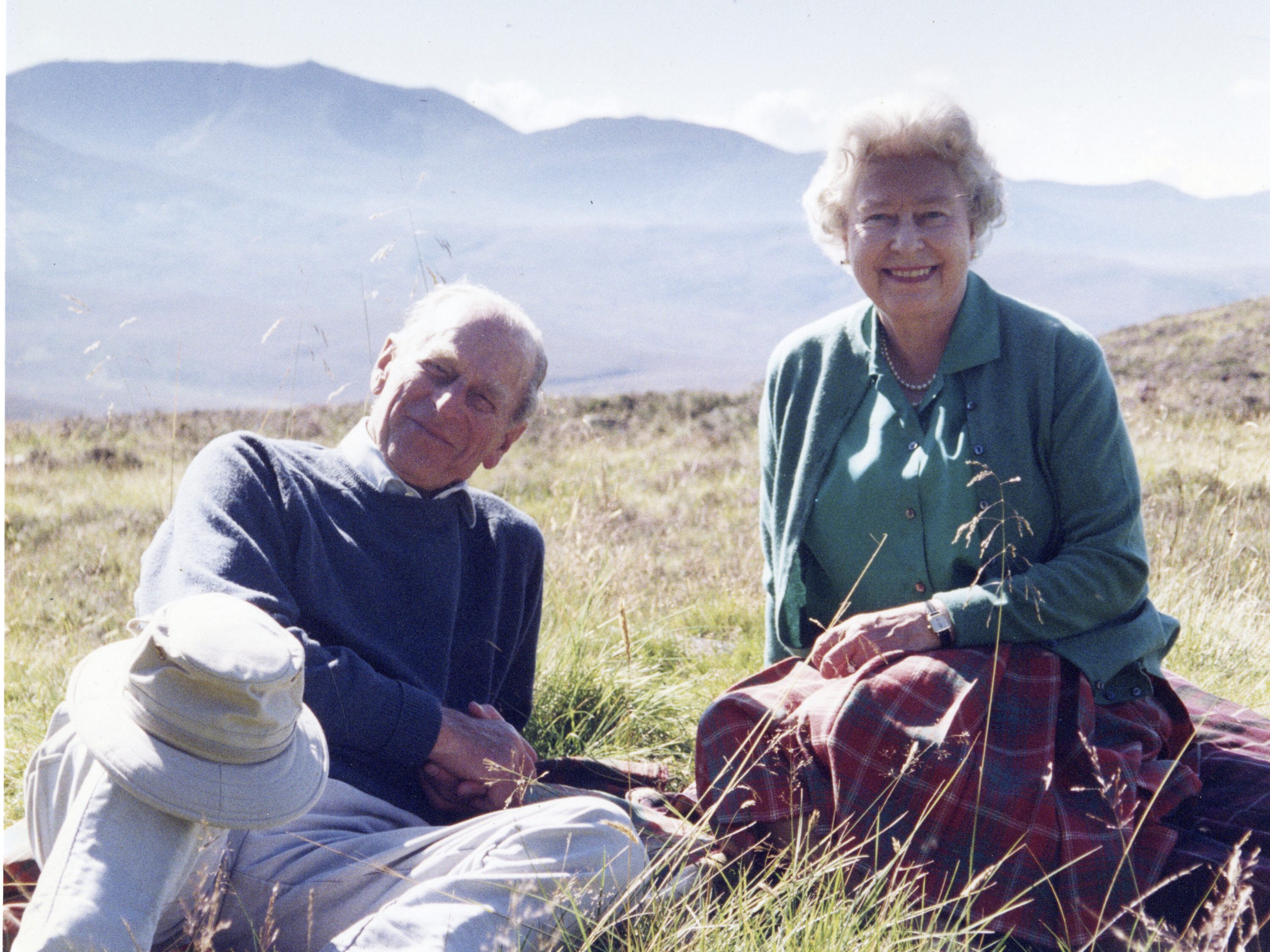 Queen Elizabeth II hat am Vorabend der Beisetzung ihres Ehemannes Prinz Philip ein privates Foto veröffentlichen lassen.