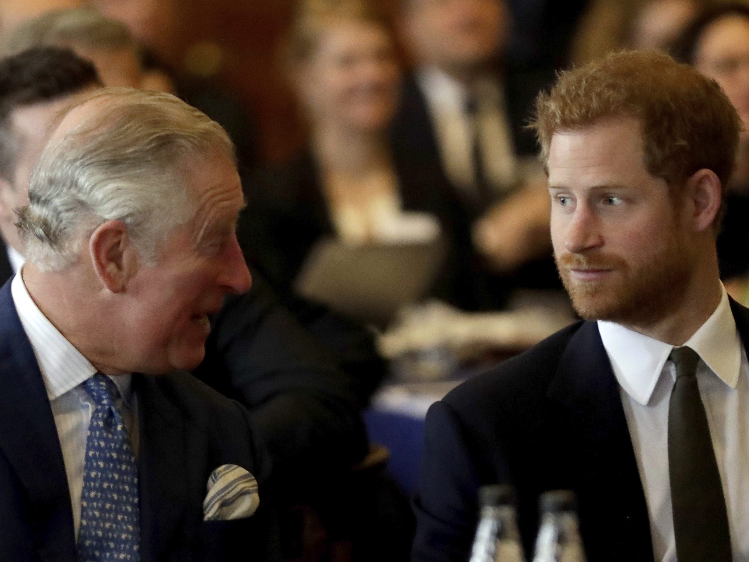 Prinz Charles und Prinz Harry sehen sich bei der Beerdigung zum ersten Mal wieder.
