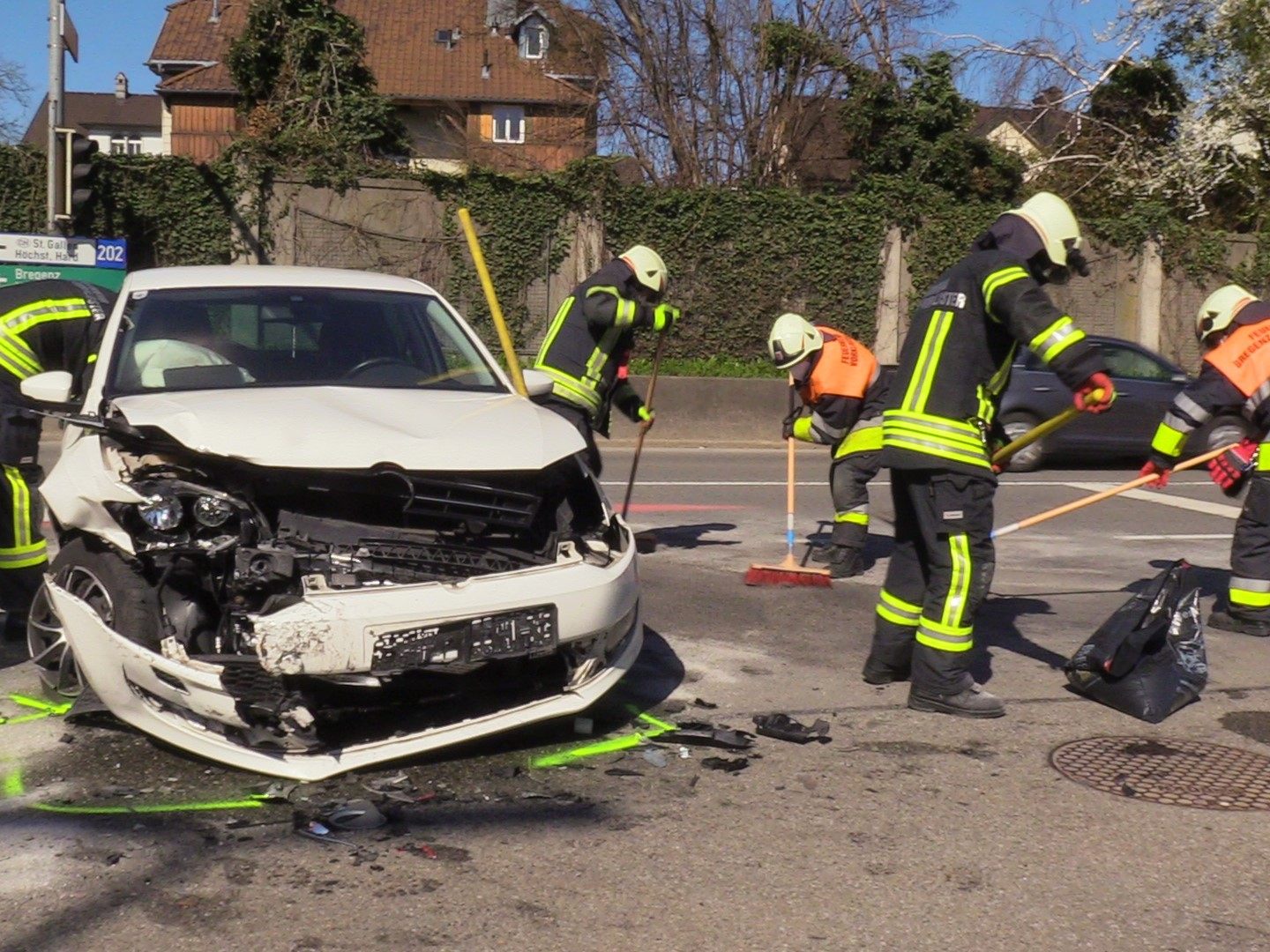 Am Sonntagmittag kam es zu einem Frontalcrash vor dem Bregenzer Citytunnel. Am Sonntagmittag kam es zu einem Frontalcrash vor dem Bregenzer Citytunnel.
