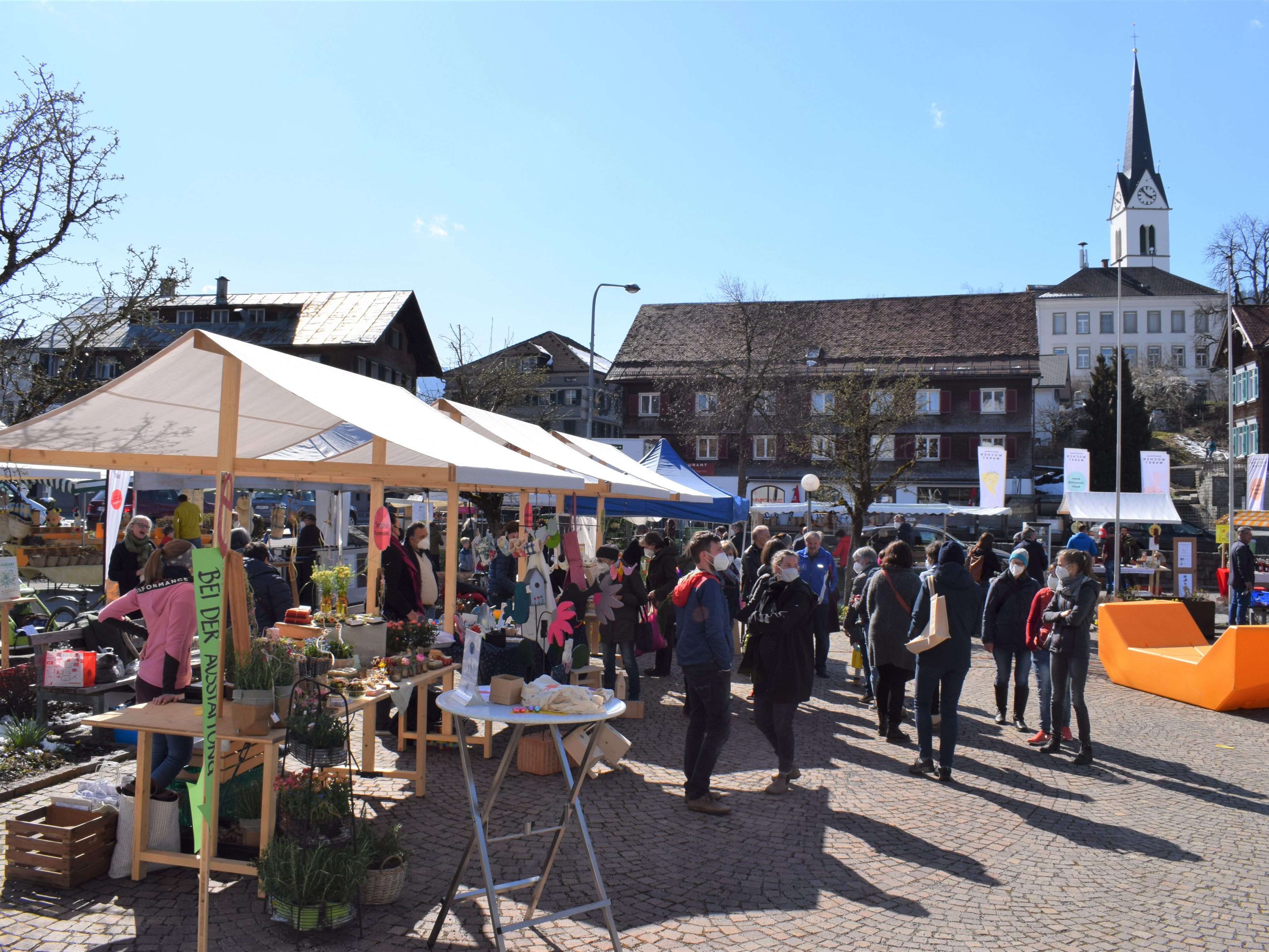 Strahlender Sonnenschein sowie ein vielfältiges Angebot lockten viele Besucherinnen und Besucher auf den Markt in Egg.