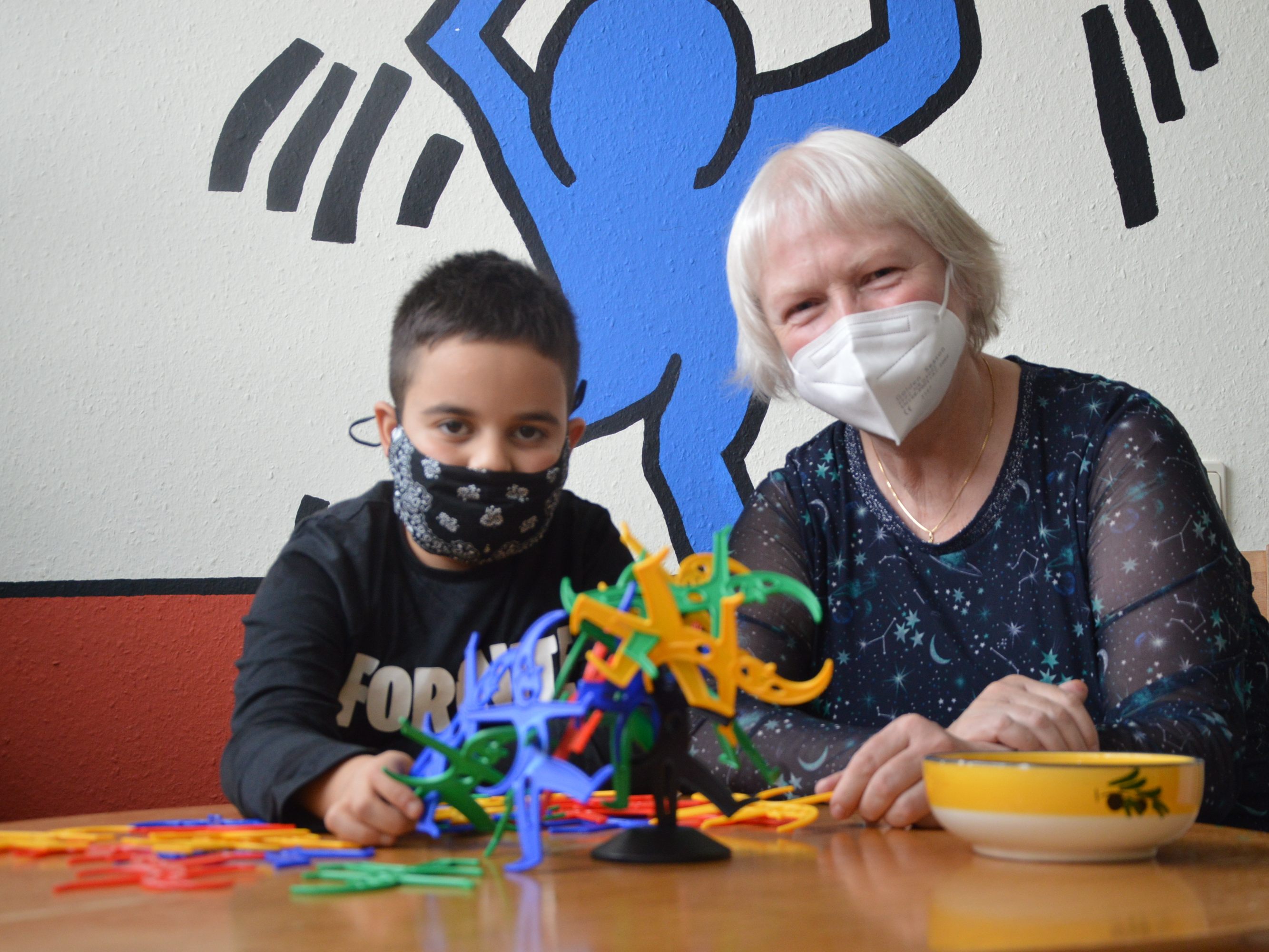 Rosa Maria Deutscher und der neunjährige Dohugan liefern sich ein UNO-Kartenmatch Rosa Maria Deutscher und der neunjährige Dohugan liefern sich ein UNO-Kartenmatch