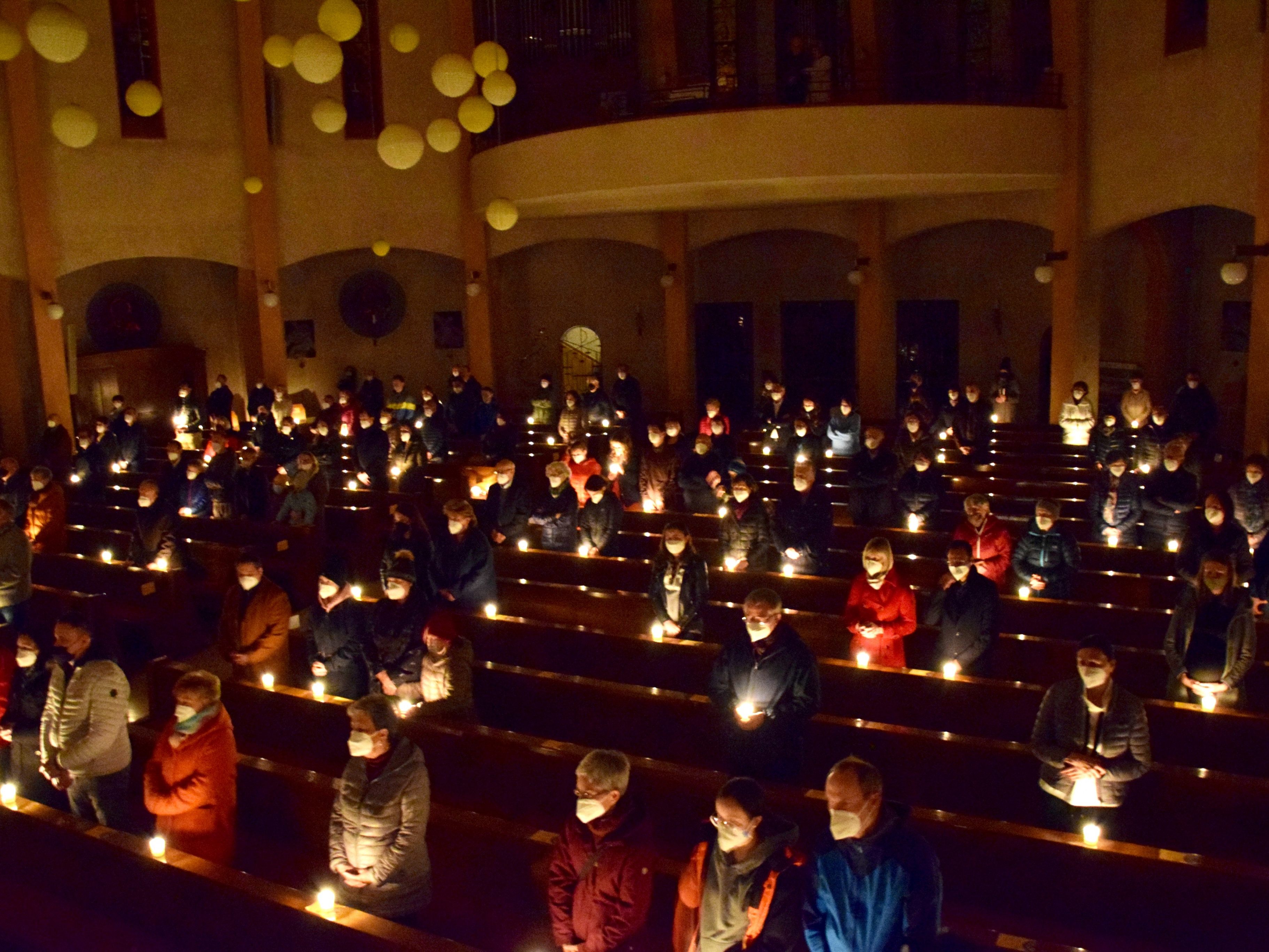 Die Heilig-Kreuz-Kirche im Kerzenlichtschein Die Heilig-Kreuz-Kirche im Kerzenlichtschein