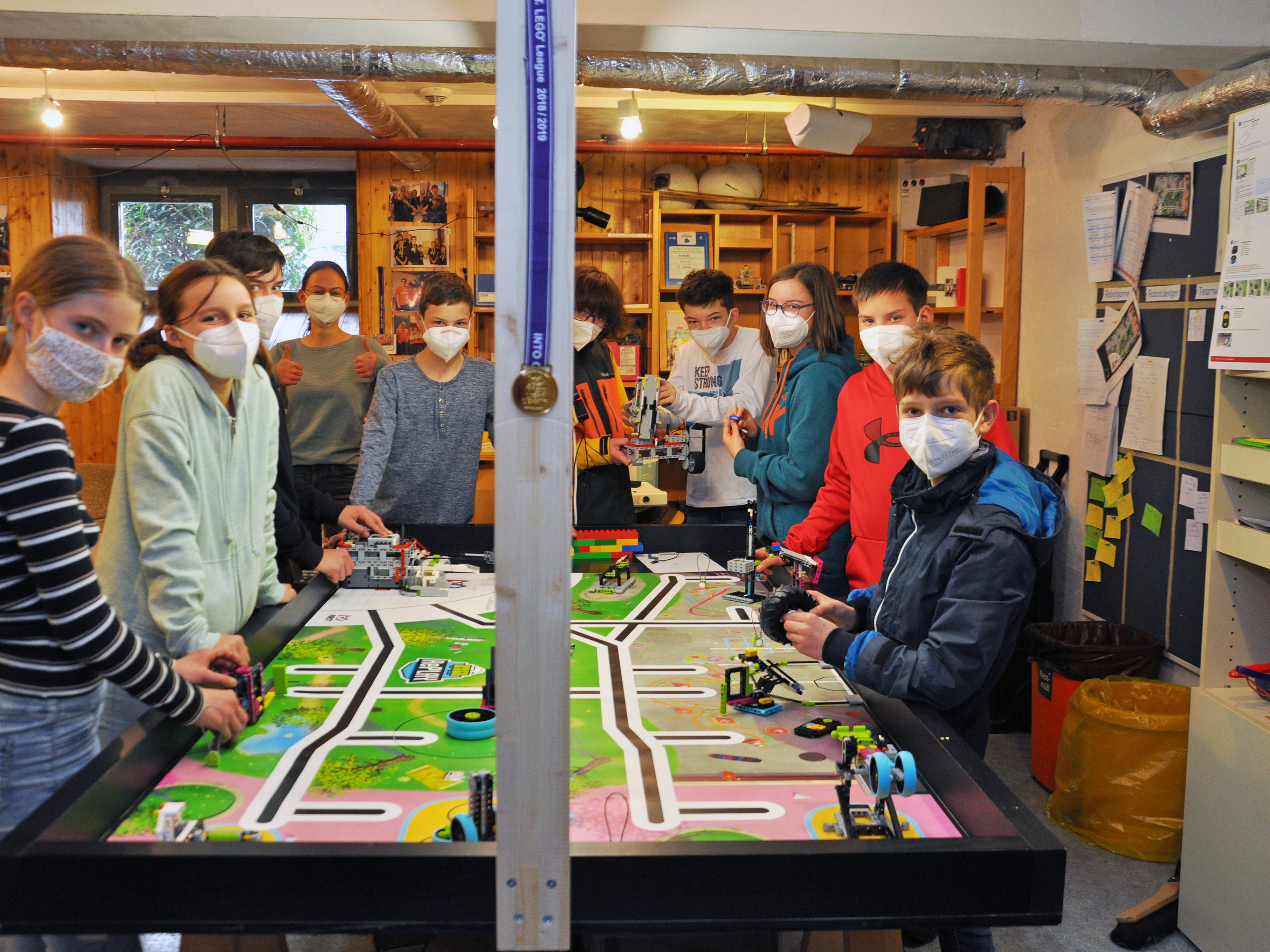 Im Hinblick auf das große Saisonfinale versuchen die Schüler ihren selbst designten Roboter noch zu optimieren. Im Hinblick auf das große Saisonfinale versuchen die Schüler ihren selbst designten Roboter noch zu optimieren.
