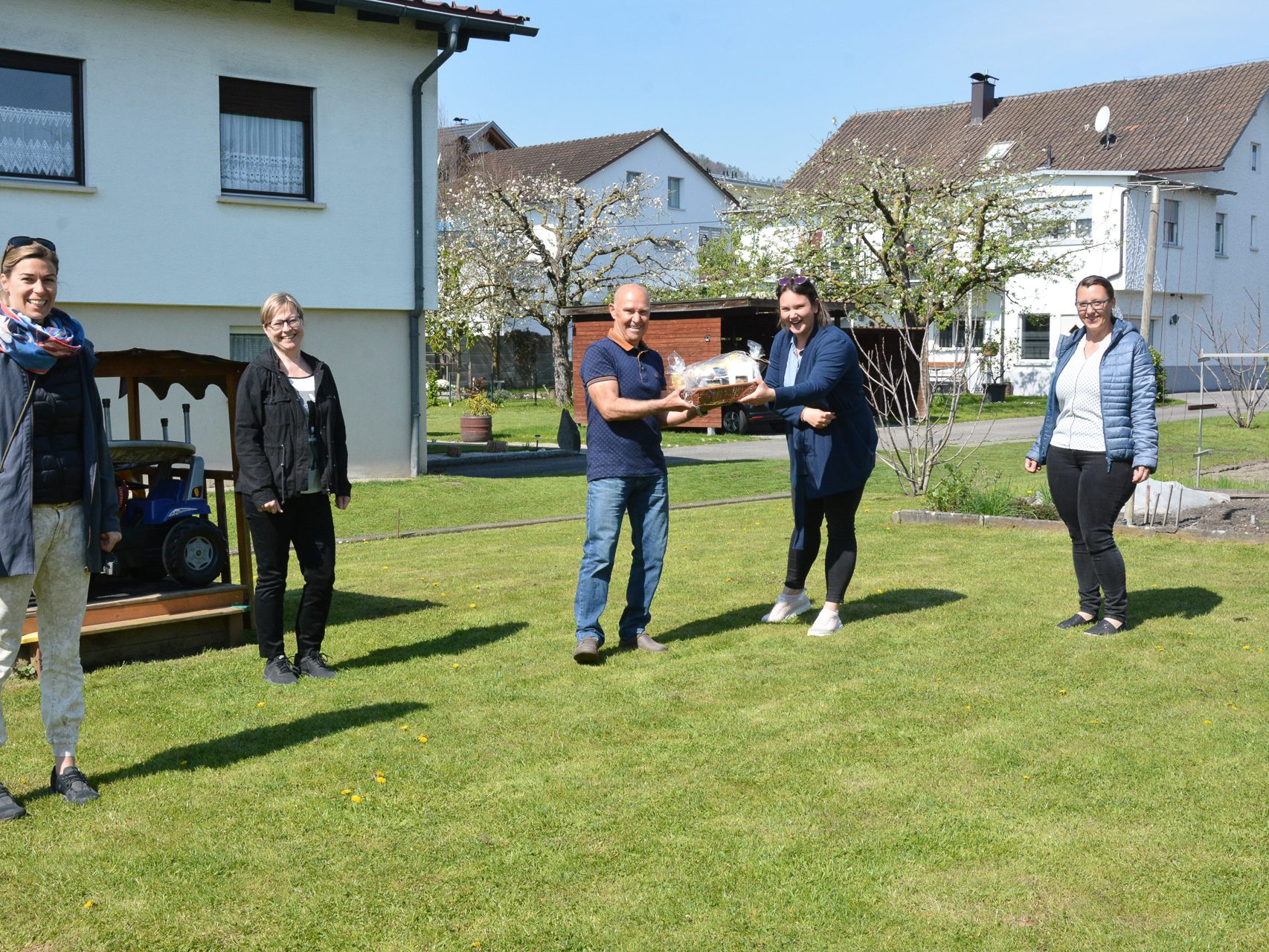 Die Vertreterinnen der Elternvereine bedanken sich bei „ihrem“ Herbert mit einem kleinen Präsent. Nadine Peschl (EV Rotkreuz), Sabine Bösch (EV Rotkreuz), Herbert Jurkowitsch, Stefanie Grabherr (EV Rheindorf) und Jasmin Blum (EV Hasenfeld) (v.l.n.r.).