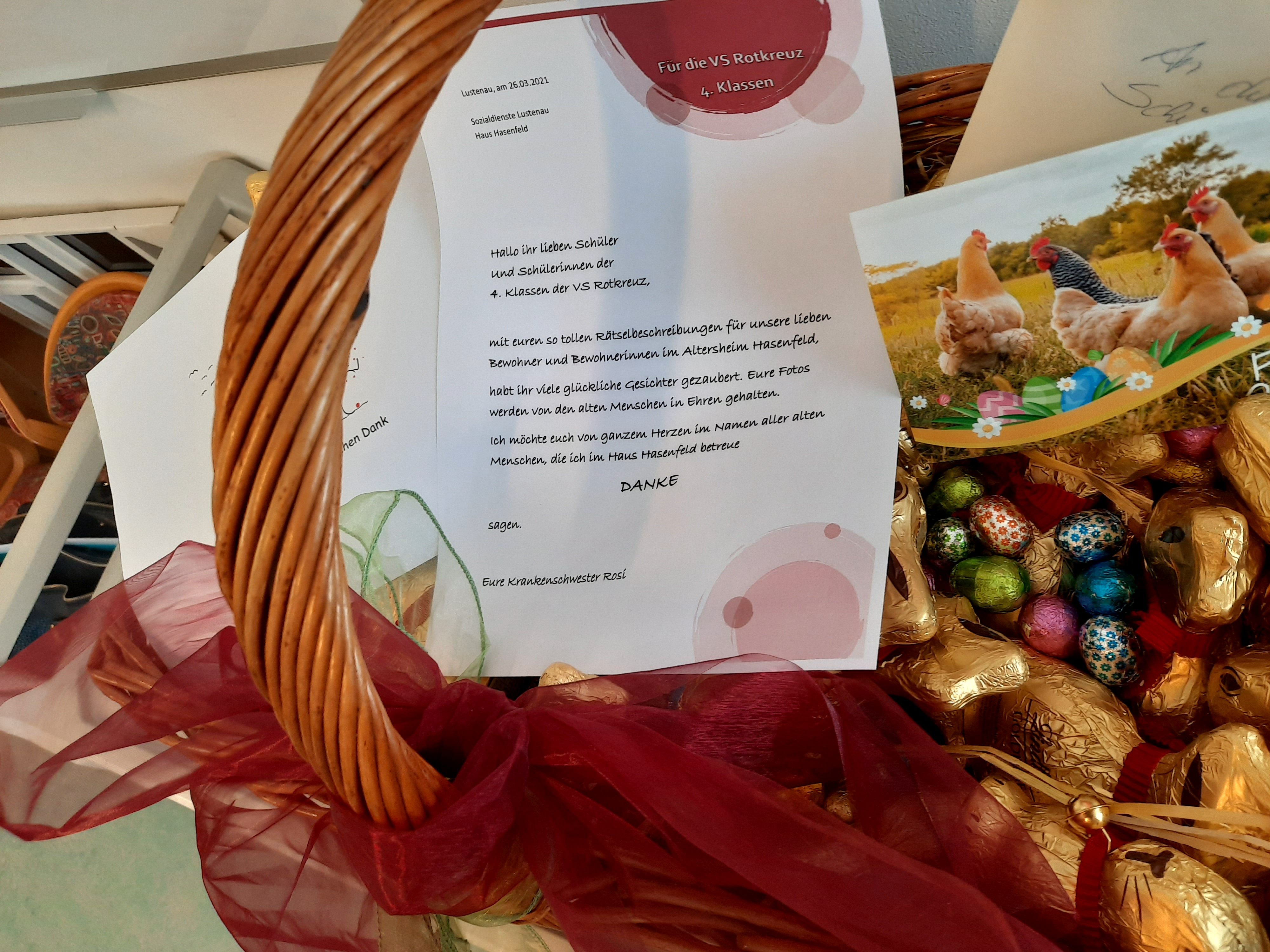 Die Schüler werden von den Senioren mit einem Korb voller Osterhasen überrascht. Die Schüler werden von den Senioren mit einem Korb voller Osterhasen überrascht.