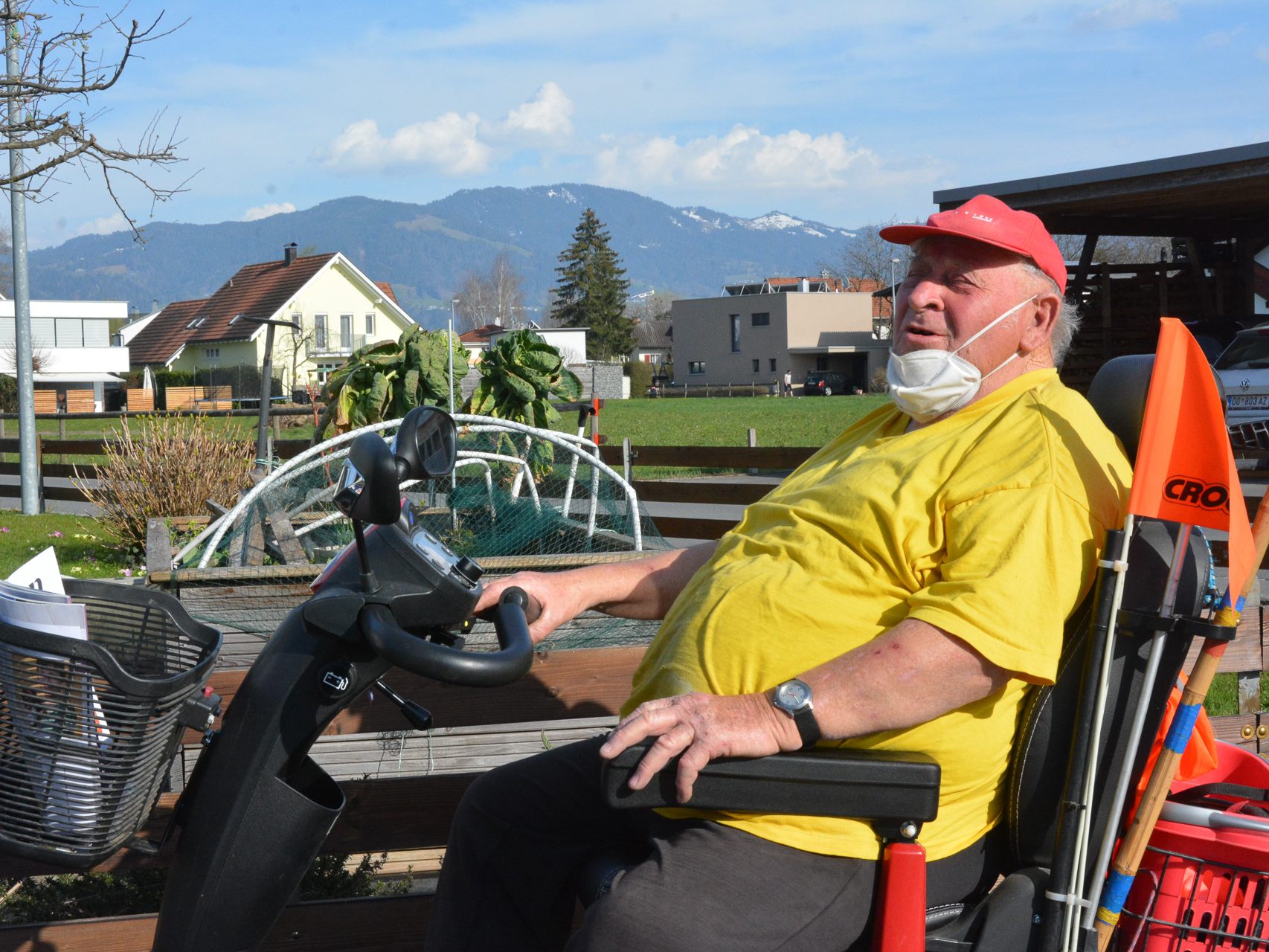 Kurt Krucher (81) erledigt alle Einkäufe mit seinem Elektromobil. Vor dem Virus schützt er sich mit der Maske und trifft sich nur mit den engsten Familienangehörigen. Kurt Krucher (81) erledigt alle Einkäufe mit seinem Elektromobil. Vor dem Virus schützt er sich mit der Maske und trifft sich nur mit den engsten Familienangehörigen.