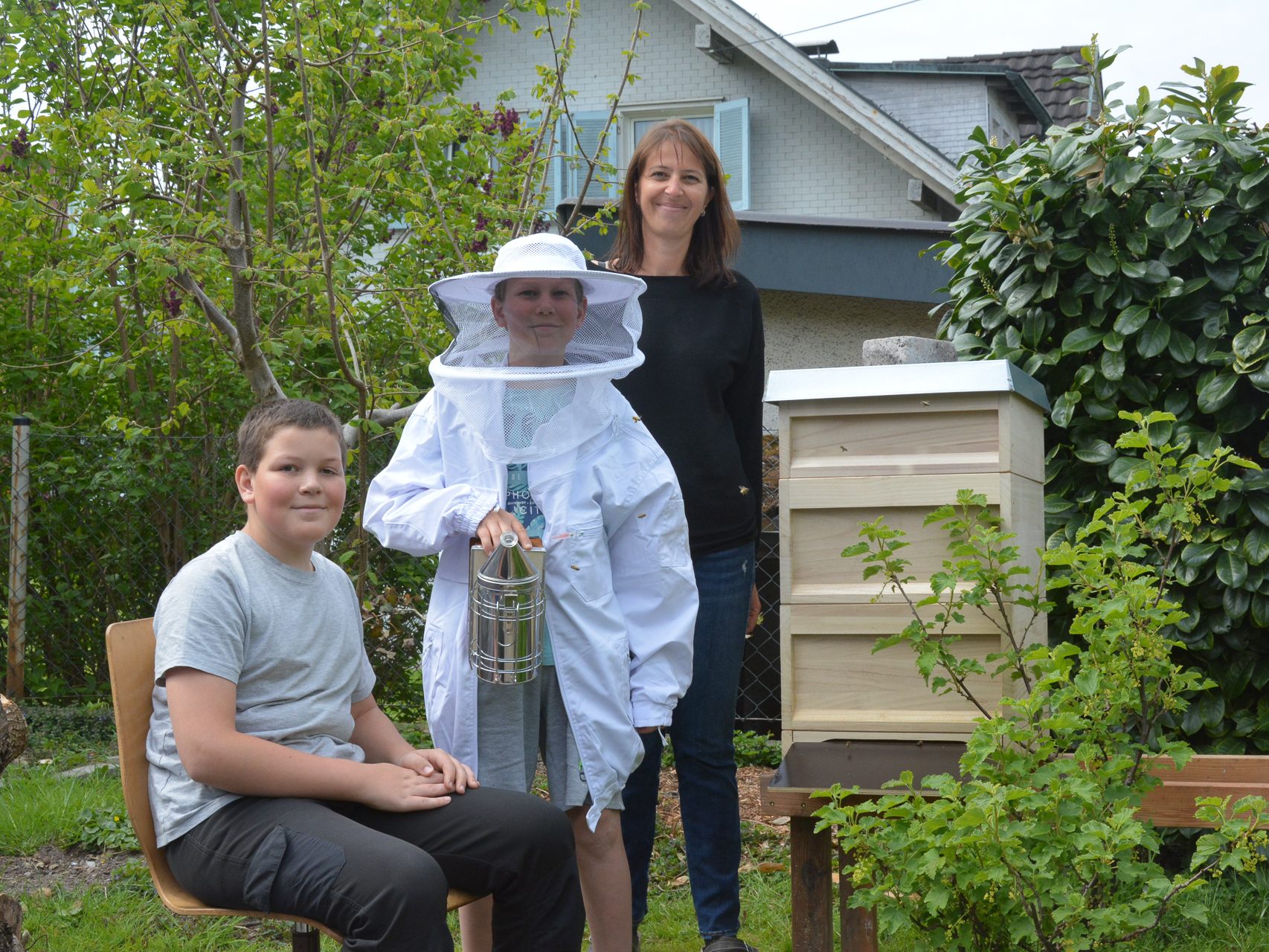 Maximilian, Alexander und Simone Birkel freuen sich über ihre neuen „Gartenbewohner.“ Sie sind seit einer Woche stolze Bienenbesitzer. Maximilian, Alexander und Simone Birkel freuen sich über ihre neuen „Gartenbewohner.“ Sie sind seit einer Woche stolze Bienenbesitzer.