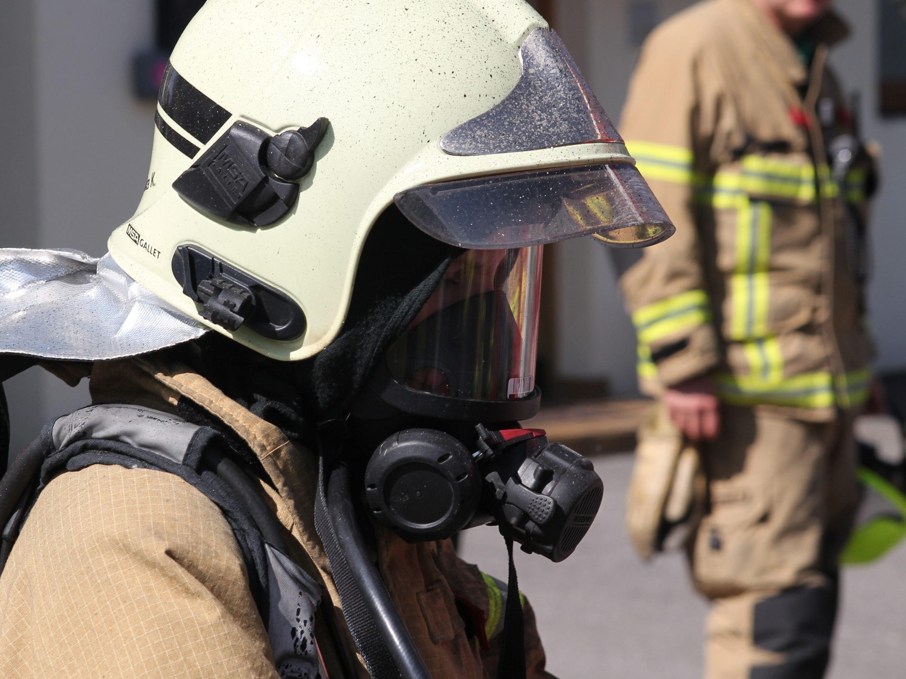 Feuerwehr und Polizei evakuierten die beiden Bewohner .