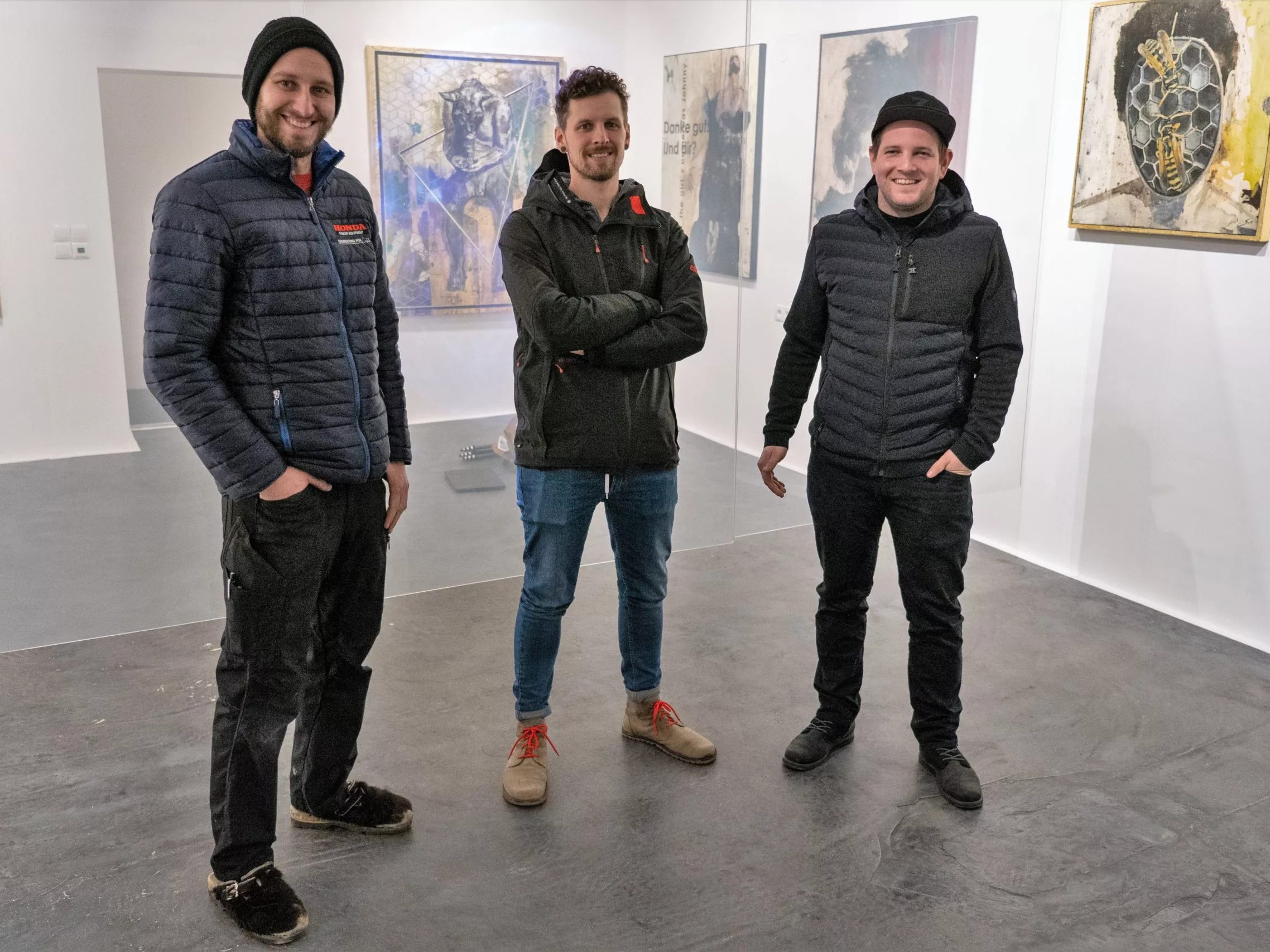 Das Künstlertrio Stefan Finzgar (r.), Christian Hirschmann (M.) und Clemens Walser (l.) in der Galerie am Schlossgraben.