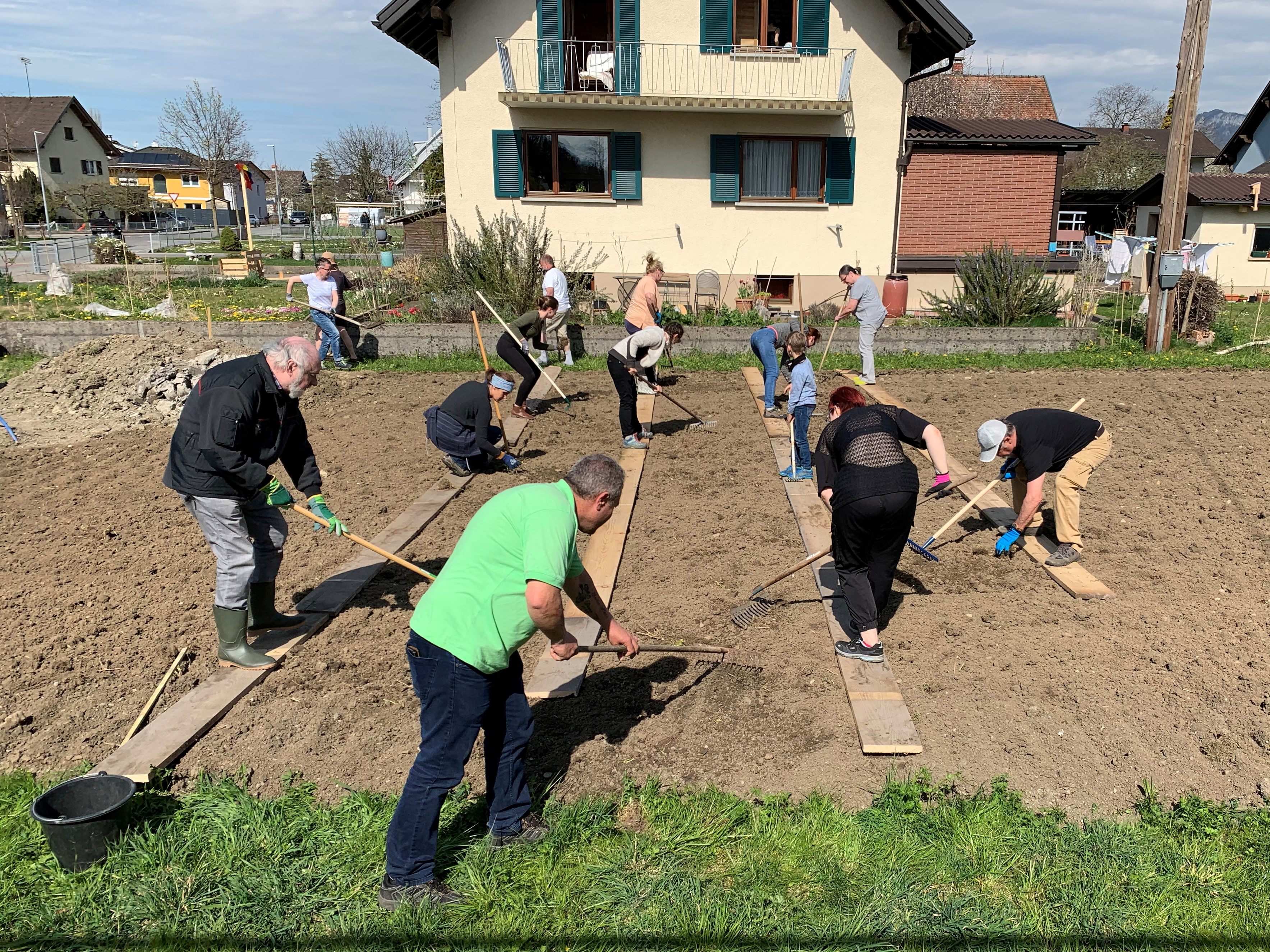 Unter Anleitung von Gartenexpertin Simone König wurden die ersten Beete angelegt Unter Anleitung von Gartenexpertin Simone König wurden die ersten Beete angelegt