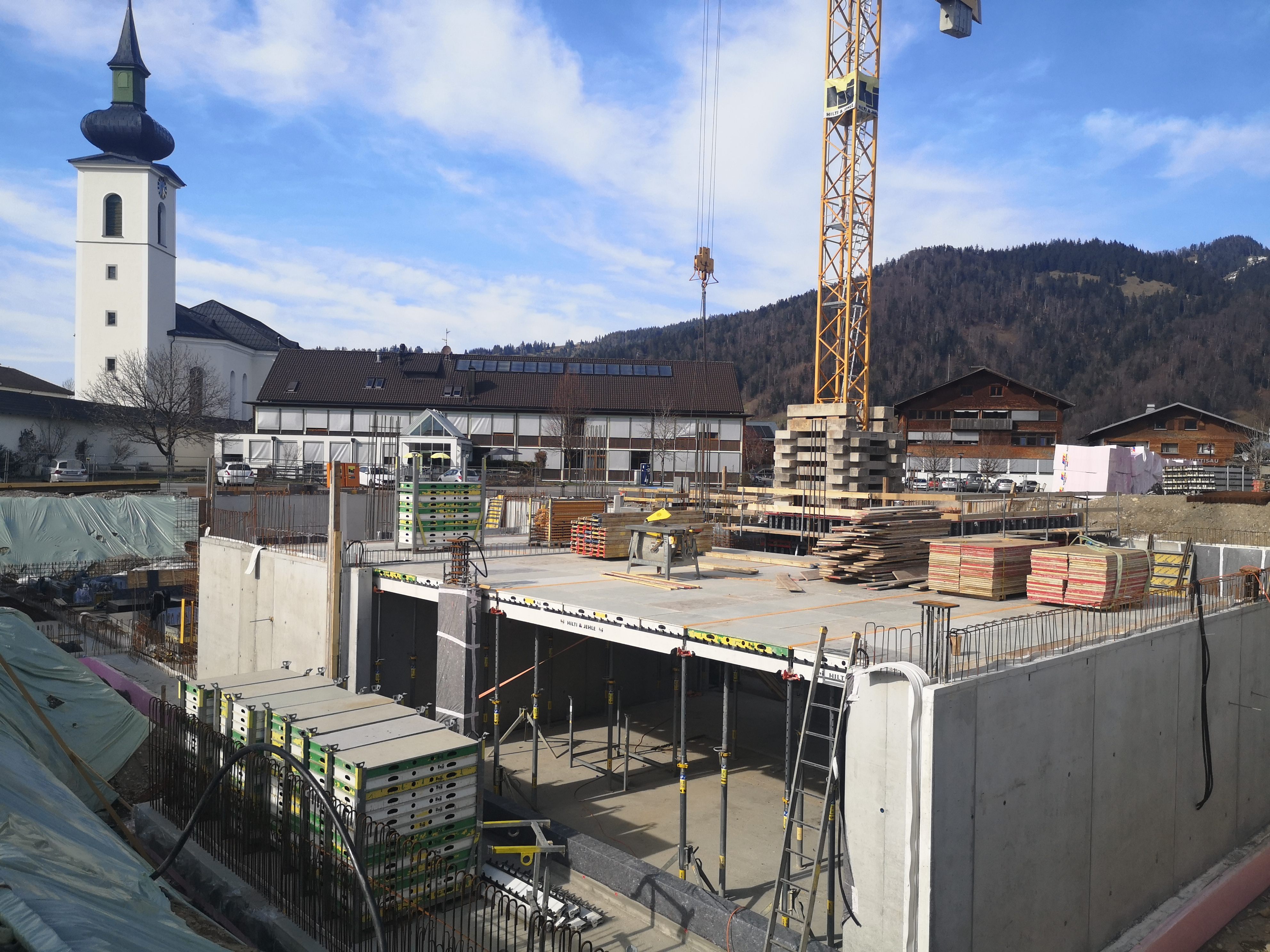 Rege Bautätigkeit beim neuen Schulhaus für Mittelschule und Polytechnische Schule im Ortszentrum. Rege Bautätigkeit beim neuen Schulhaus für Mittelschule und Polytechnische Schule im Ortszentrum.