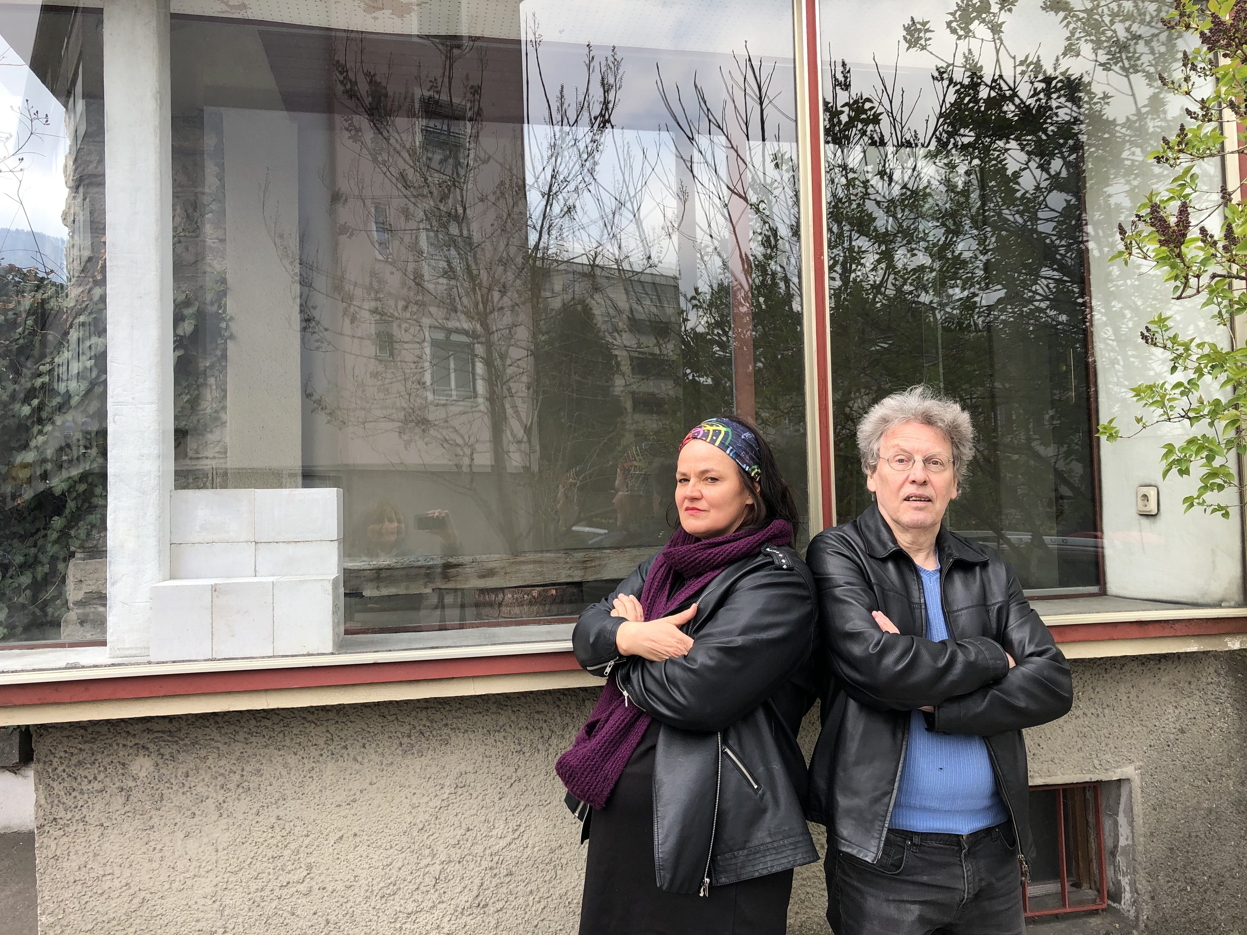 Bettina Bohne, Benny Gleeson vor der Kunstvitrine an der Hatlerstraße. Bettina Bohne, Benny Gleeson vor der Kunstvitrine an der Hatlerstraße.