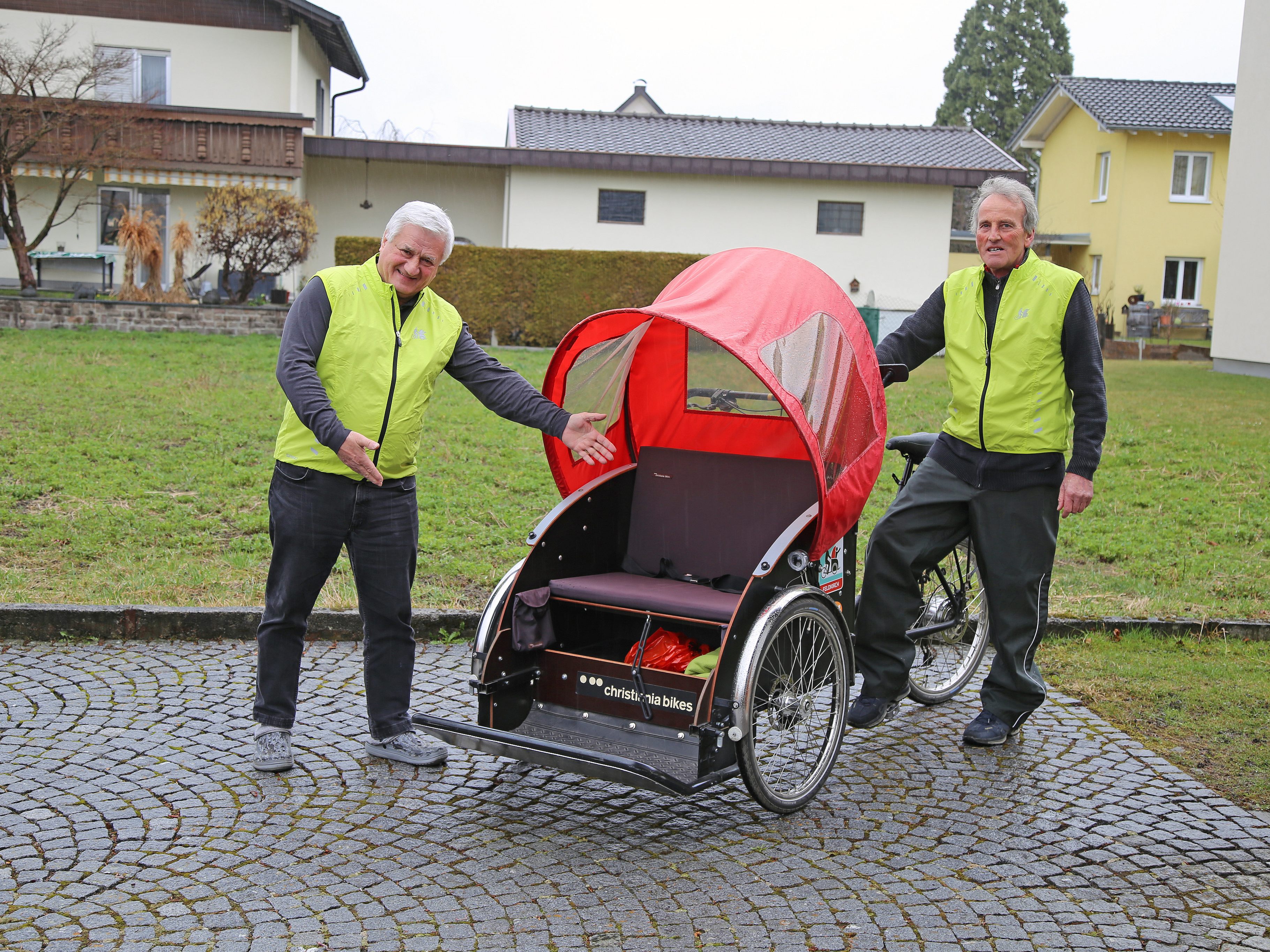 25 Rikscha-Piloten wie etwa Wolfgang Kühne und Peter Schachenhofer warten darauf, ihre Passagiere an ihr Wunschziel zu befördern – und natürlich auch mit ihnen zu plaudern. 25 Rikscha-Piloten wie etwa Wolfgang Kühne und Peter Schachenhofer warten darauf, ihre Passagiere an ihr Wunschziel zu befördern – und natürlich auch mit ihnen zu plaudern.
