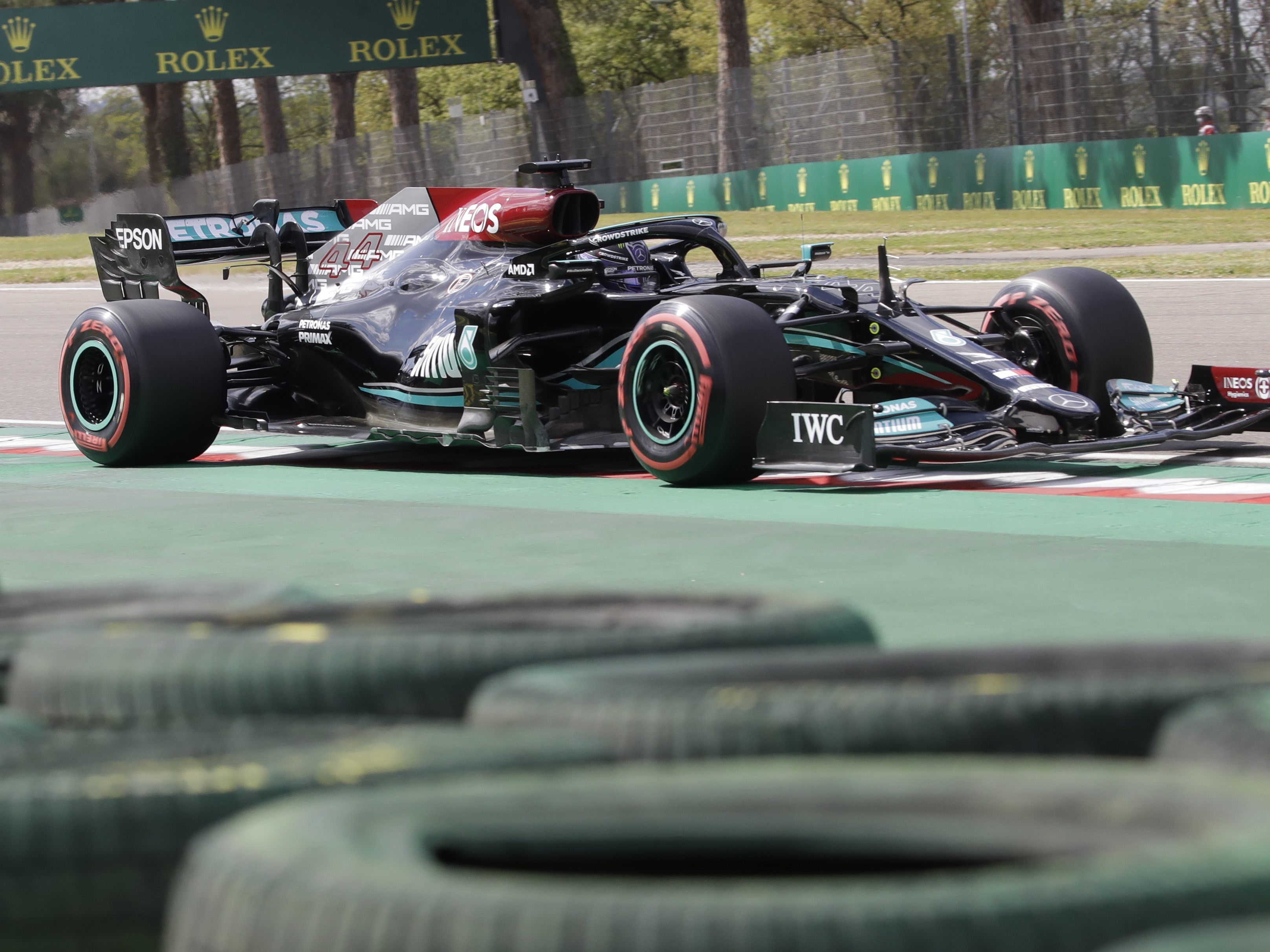 Lewis Hamilton hat Red Bull zumindest im Qualifying für den Grand Prix der Emilia Romagna in Schach gehalten. Der siebenfache Weltmeister holte sich am Samstag in Imola die 99. Lewis Hamilton hat Red Bull zumindest im Qualifying für den Grand Prix der Emilia Romagna in Schach gehalten. Der siebenfache Weltmeister holte sich am Samstag in Imola die 99.