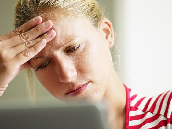 Immer mehr gehen krank zur Arbeit, Frauen sind stärker betroffen als Männer, zeigt der Arbeitsklimaindex 2021. (Foto: Diego Cervo/ adobe.stock)