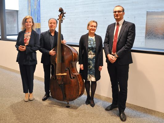 Theaterdirektorin Renate Bauer, Musiker Rosario Bonaccorso, Opernsängerin Birgit Plankel und Sparkassenvorstand Johannes Hämmerle Theaterdirektorin Renate Bauer, Musiker Rosario Bonaccorso, Opernsängerin Birgit Plankel und Sparkassenvorstand Johannes Hämmerle