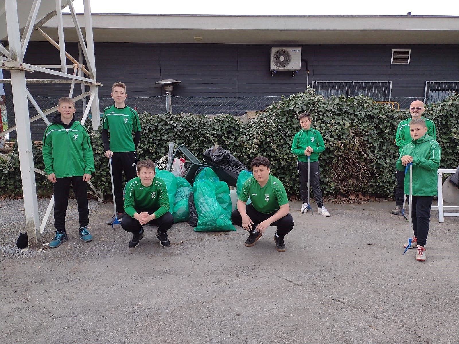 Die Haselstauder Fußballer halfen bei der Landschaftsreinigung in Stiglingen tatkräftig mit.