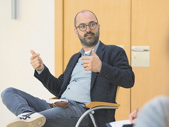 Lasse Rheingans diskutierte im kleinen Kreis seine Ideen mit den Sponsoren der Tage der Utopie, darunter die AK, Blum und . Lasse Rheingans diskutierte im kleinen Kreis seine Ideen mit den Sponsoren der Tage der Utopie, darunter die AK, Blum und .