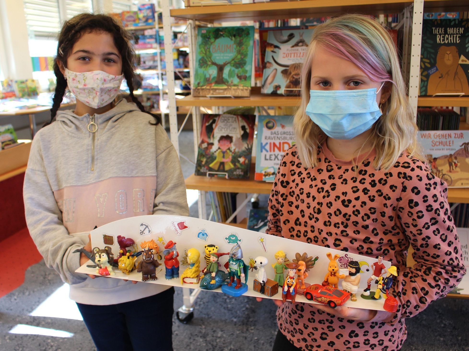 Das besondere Highlight im umfangreichen Medienbestand der Bücherei-Spielothek im Lochauer Schulzenrum ist derzeit das clevere Audiosystem tonies® für Kinder im Alter ab drei Jahren. Das besondere Highlight im umfangreichen Medienbestand der Bücherei-Spielothek im Lochauer Schulzenrum ist derzeit das clevere Audiosystem tonies® für Kinder im Alter ab drei Jahren.