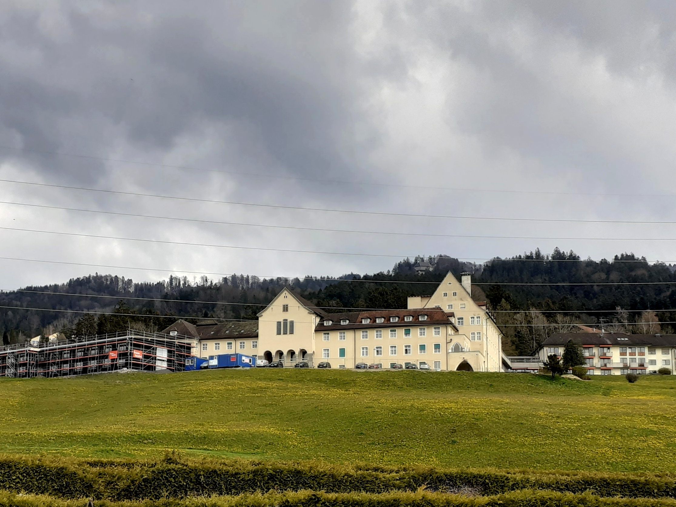 Mit der Aufstellung der Fertigzimmer-Holzmodule auf dem Platz vor dem Haupthaus konnte der große Umbau mit Abriss und Neubau des Südtraktes (Haus Pfänder) gestartet werden. Mit der Aufstellung der Fertigzimmer-Holzmodule auf dem Platz vor dem Haupthaus konnte der große Umbau mit Abriss und Neubau des Südtraktes (Haus Pfänder) gestartet werden.