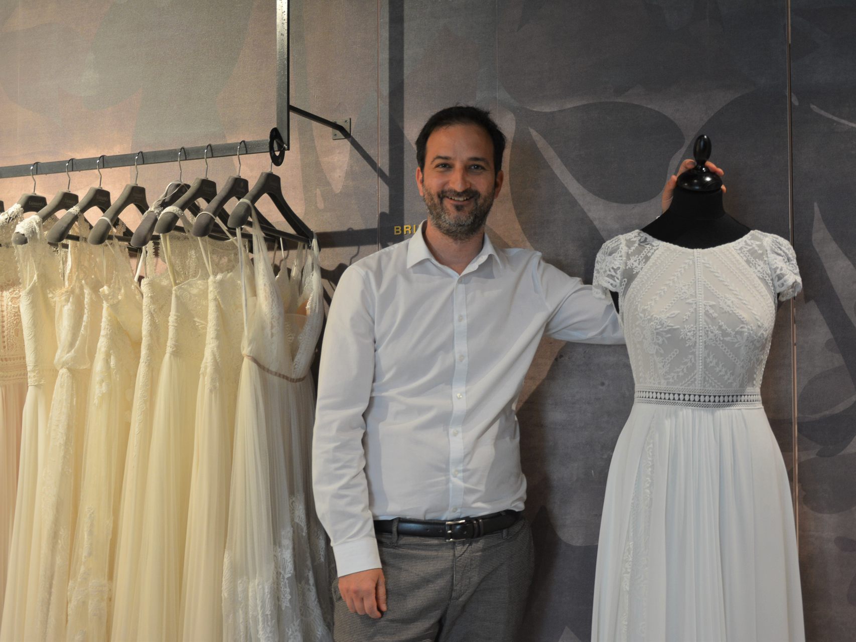 Simon Lunardi inmitten seiner prachtvollen Hochzeitskleider in Dornbirn. Simon Lunardi inmitten seiner prachtvollen Hochzeitskleider in Dornbirn.