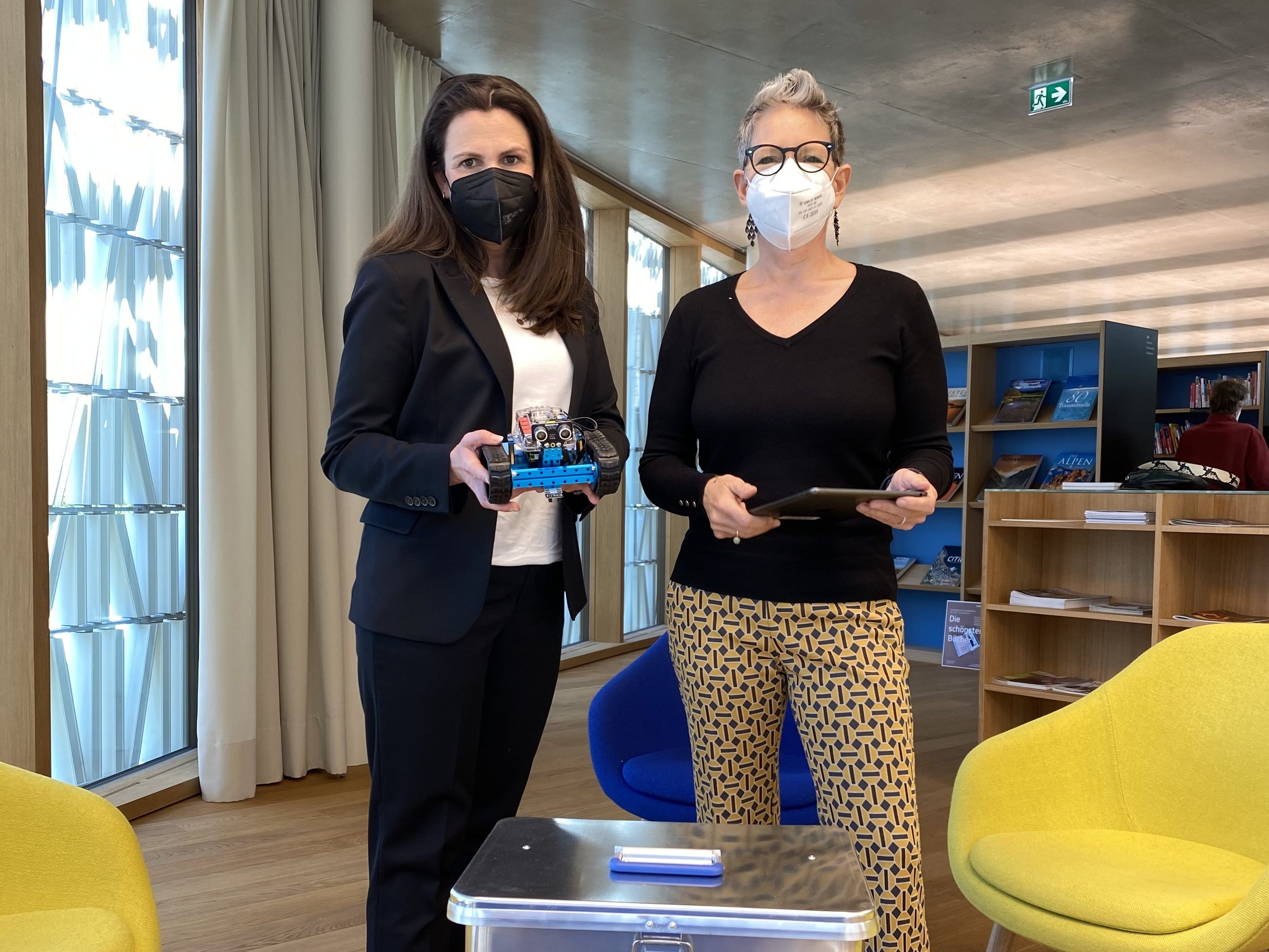 Digitalisierungsstadträtin Mag. (FH) Karin-Feurstein-Pichler und Margret Paulmichl (Stadtbibliothek Dornbirn) präsentieren die neue MINT-Toolbox in der Stadtbibliothek Digitalisierungsstadträtin Mag. (FH) Karin-Feurstein-Pichler und Margret Paulmichl (Stadtbibliothek Dornbirn) präsentieren die neue MINT-Toolbox in der Stadtbibliothek