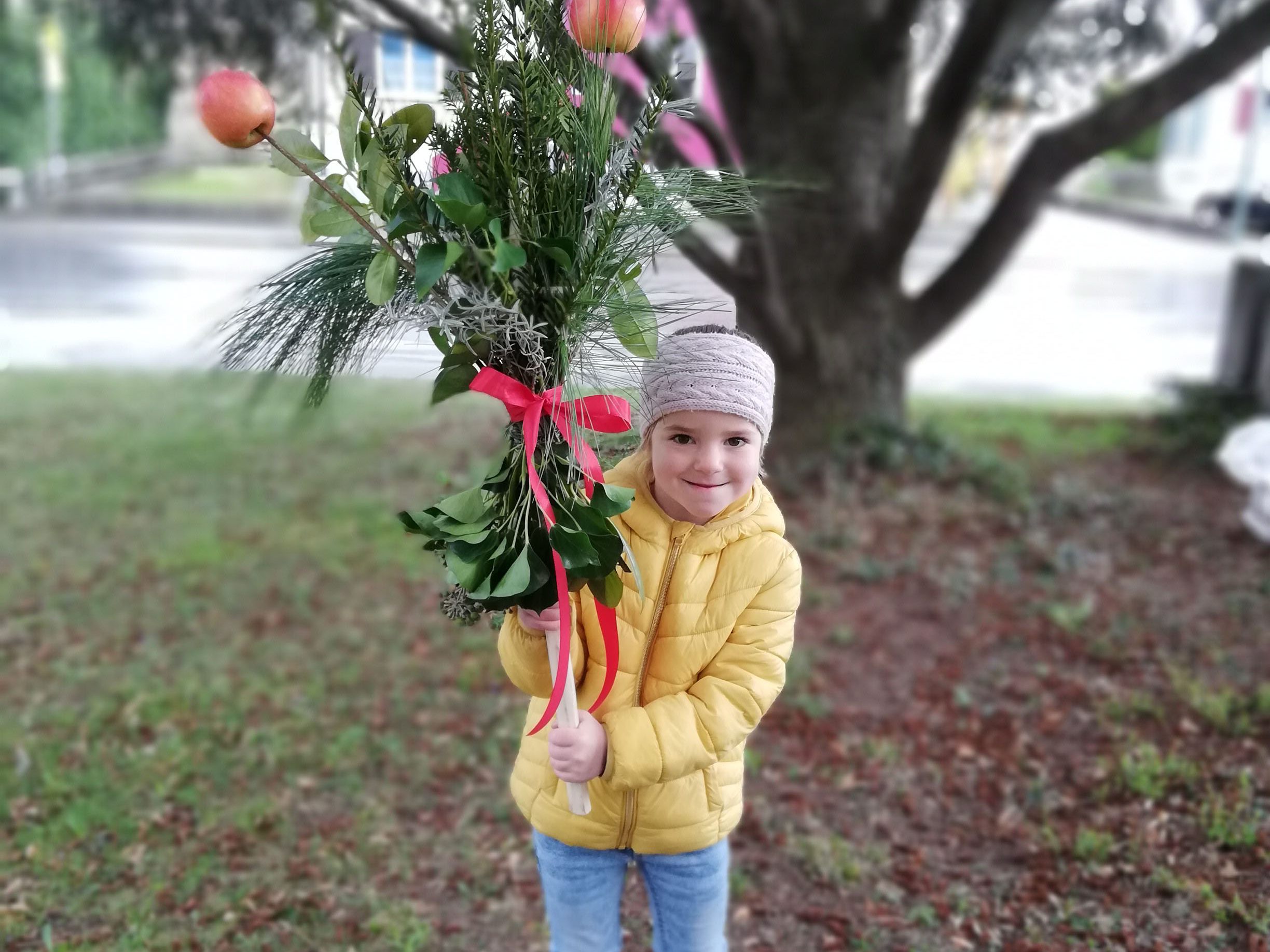 Mädchen mit Palmbuschen Mädchen mit Palmbuschen