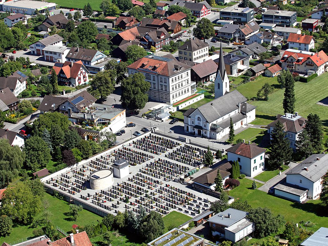 Die Pfarrkirche St. Sebastian zu ihrem Jubiläum (l.) – in den letzten 125 Jahren hat sie sich im steten Wandel befunden, wie der Vergleich mit dem Bild aus dem Jahr 1906 (r.) zeigt.