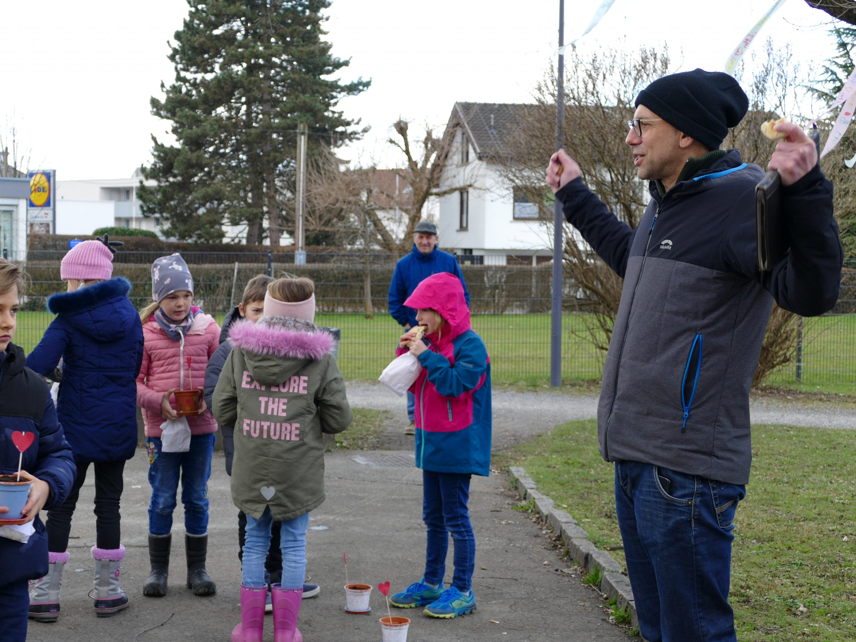 Pfarrer Dominik Toplek und die 31 Erstkommunionkinder freuen sich auf ein schönes Fest am kommenden Sonntag. Pfarrer Dominik Toplek und die 31 Erstkommunionkinder freuen sich auf ein schönes Fest am kommenden Sonntag.