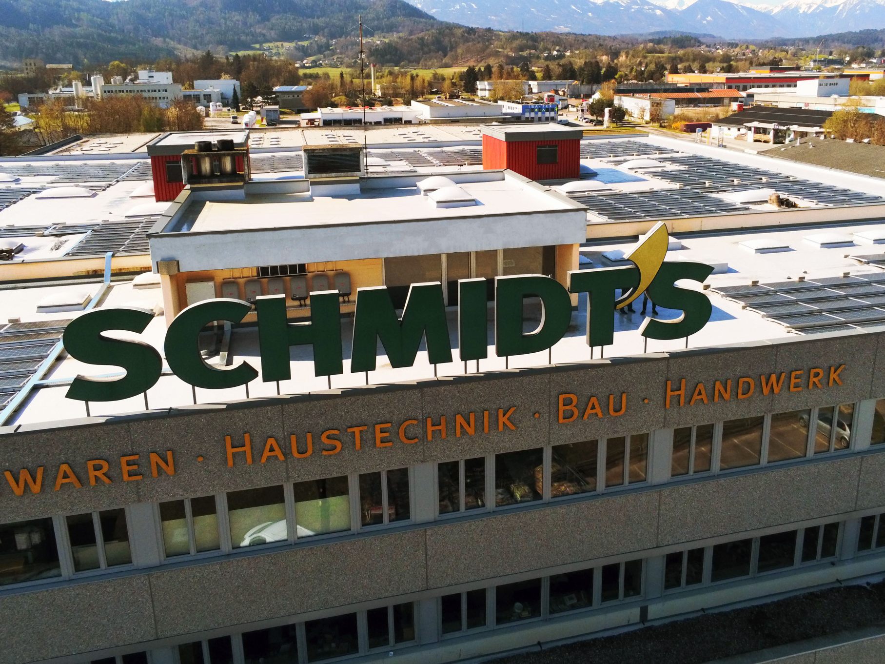 Für die Photovoltaik-Anlagen an den drei Standorten und die im Vorfeld der Errichtung durchgeführten Dachsanierungsarbeiten wurden in Summe rund eine Million Euro investiert.