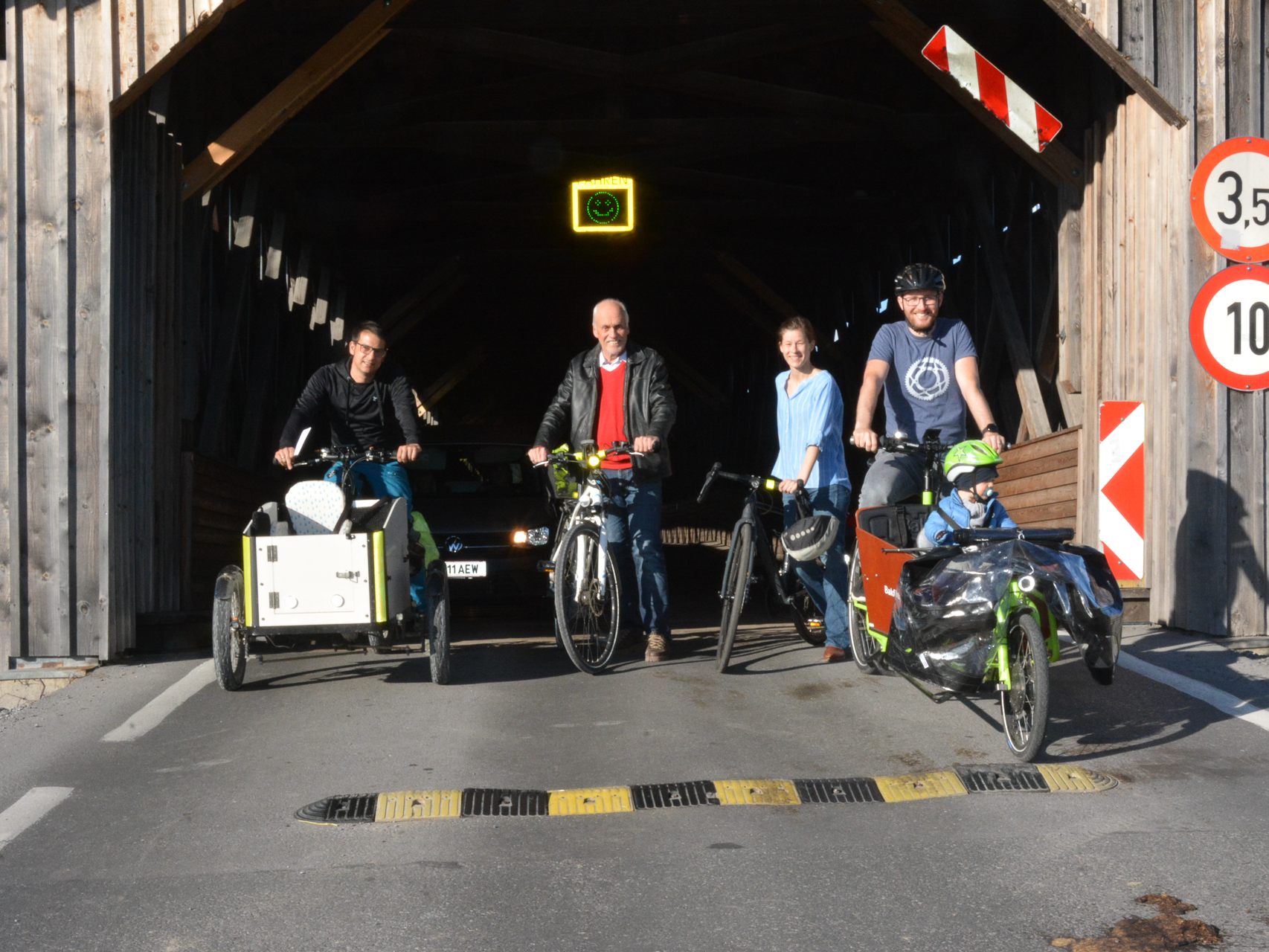 Martin Hollenstein, Manfred Hagen, Veronika Rüdisser und Simon Hämmerle (v.l.n.r.) setzen sich für ein autofreies Ried an den Sommerwochenenden ein. Martin Hollenstein, Manfred Hagen, Veronika Rüdisser und Simon Hämmerle (v.l.n.r.) setzen sich für ein autofreies Ried an den Sommerwochenenden ein.