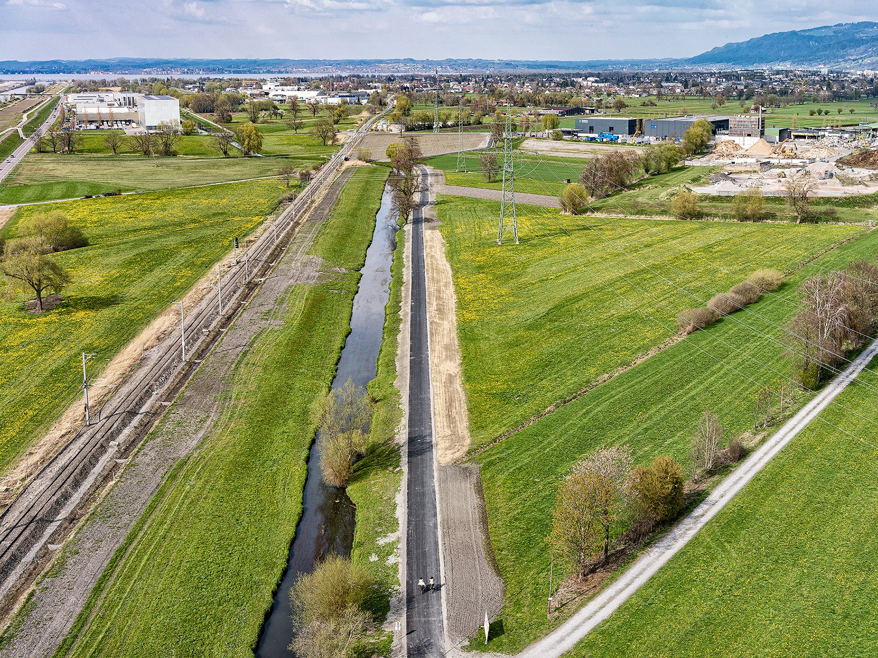 Mit dem Ausbau des Radweges zwischen Lustenau und Hard konnte eine wichtige Lücke im Radwegenetz Unterland geschlossen werden. Nun geht’s auf direktem Weg, schnell und komfortabel von Lustenau an den Bodensee. Mit dem Ausbau des Radweges zwischen Lustenau und Hard konnte eine wichtige Lücke im Radwegenetz Unterland geschlossen werden. Nun geht’s auf direktem Weg, schnell und komfortabel von Lustenau an den Bodensee.