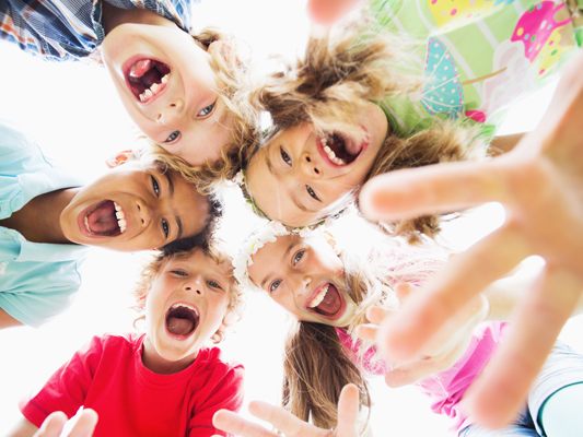 Der Sommer kann kommen – die Bludenzer KindergärtlerInnen und SchülerInnen können sich über ein cooles Ferienprogramm freuen. Der Sommer kann kommen – die Bludenzer KindergärtlerInnen und SchülerInnen können sich über ein cooles Ferienprogramm freuen.