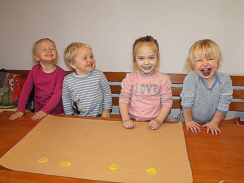 Die vier Knirpse von Tagesmama Karin Burtscher hatten eine Menge Spaß beim Basteln für die Oma- und Opa-Geschenke. Die vier Knirpse von Tagesmama Karin Burtscher hatten eine Menge Spaß beim Basteln für die Oma- und Opa-Geschenke.