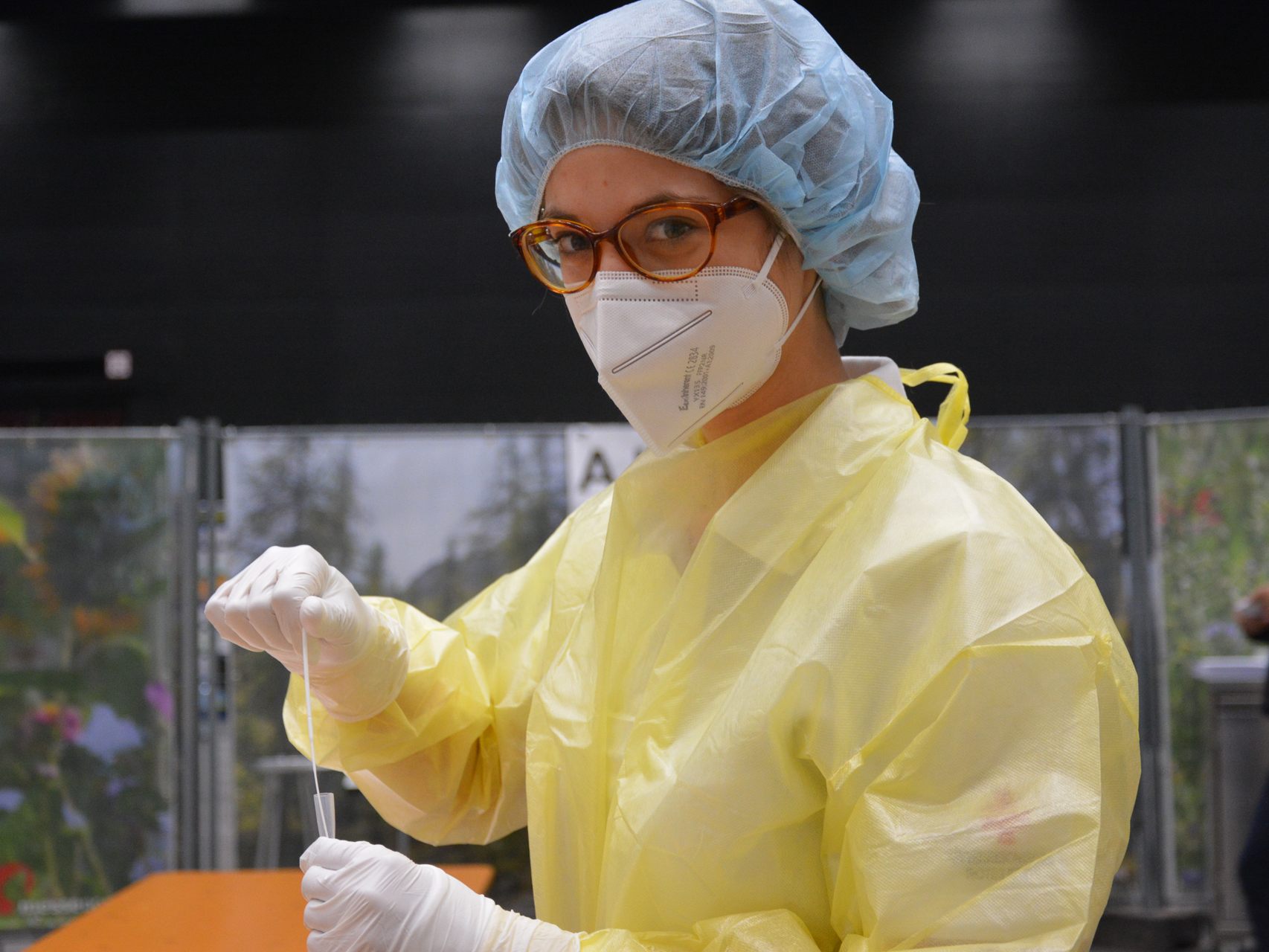 Die Testerin Sarah Nägele verrichtet eine wichtige Arbeit. Routiniert nimmt sie Nasenabstriche ab spürt so das Virus auf. Die Testerin Sarah Nägele verrichtet eine wichtige Arbeit. Routiniert nimmt sie Nasenabstriche ab spürt so das Virus auf.