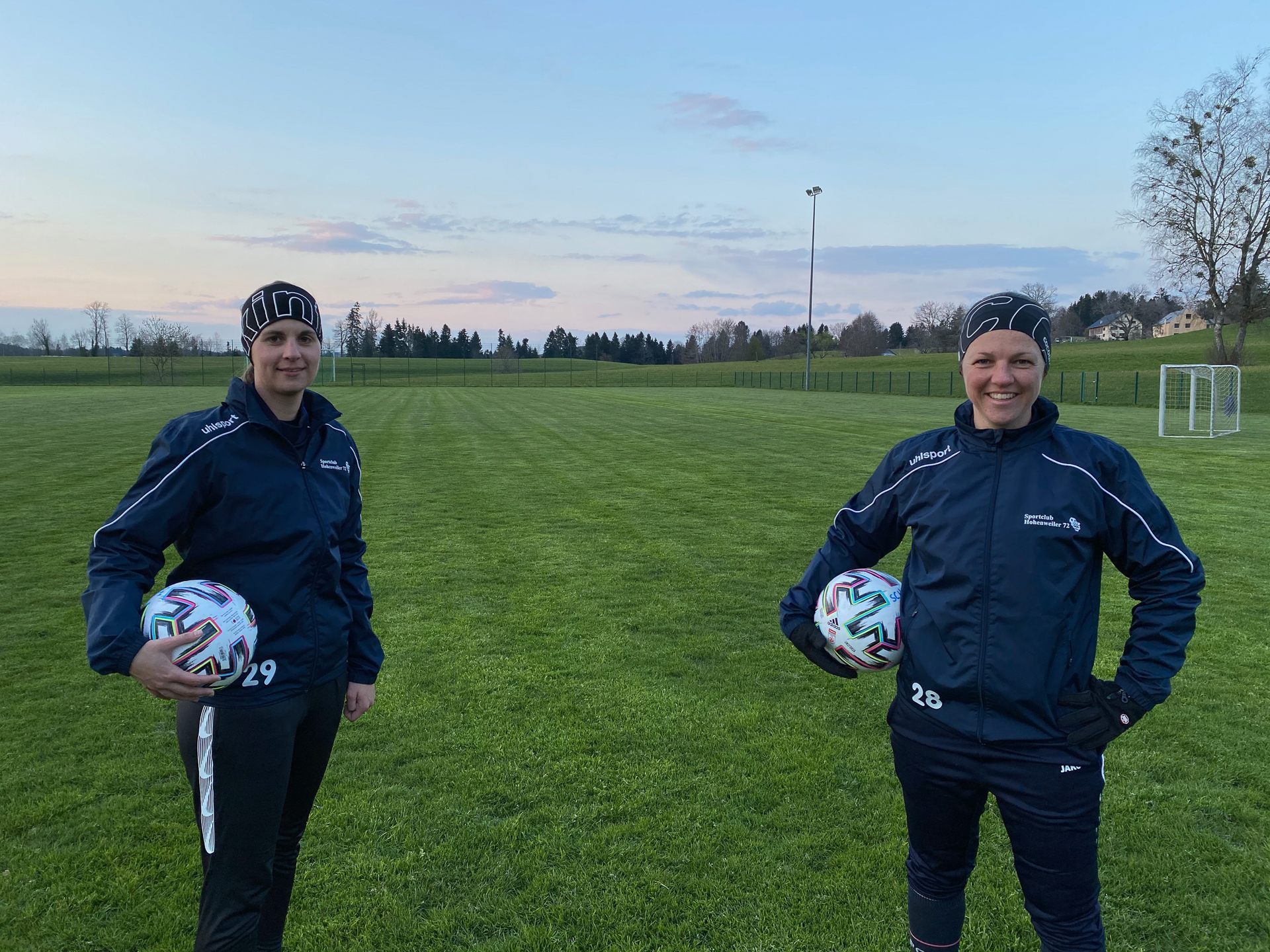 Die Trainerinnen Julia Seeberger (30) und Sonja Baldauf (34), v.l.n.r., genießen die ersten Einzeltrainings mit ihren Spielerinnen auf dem Fußballplatz.