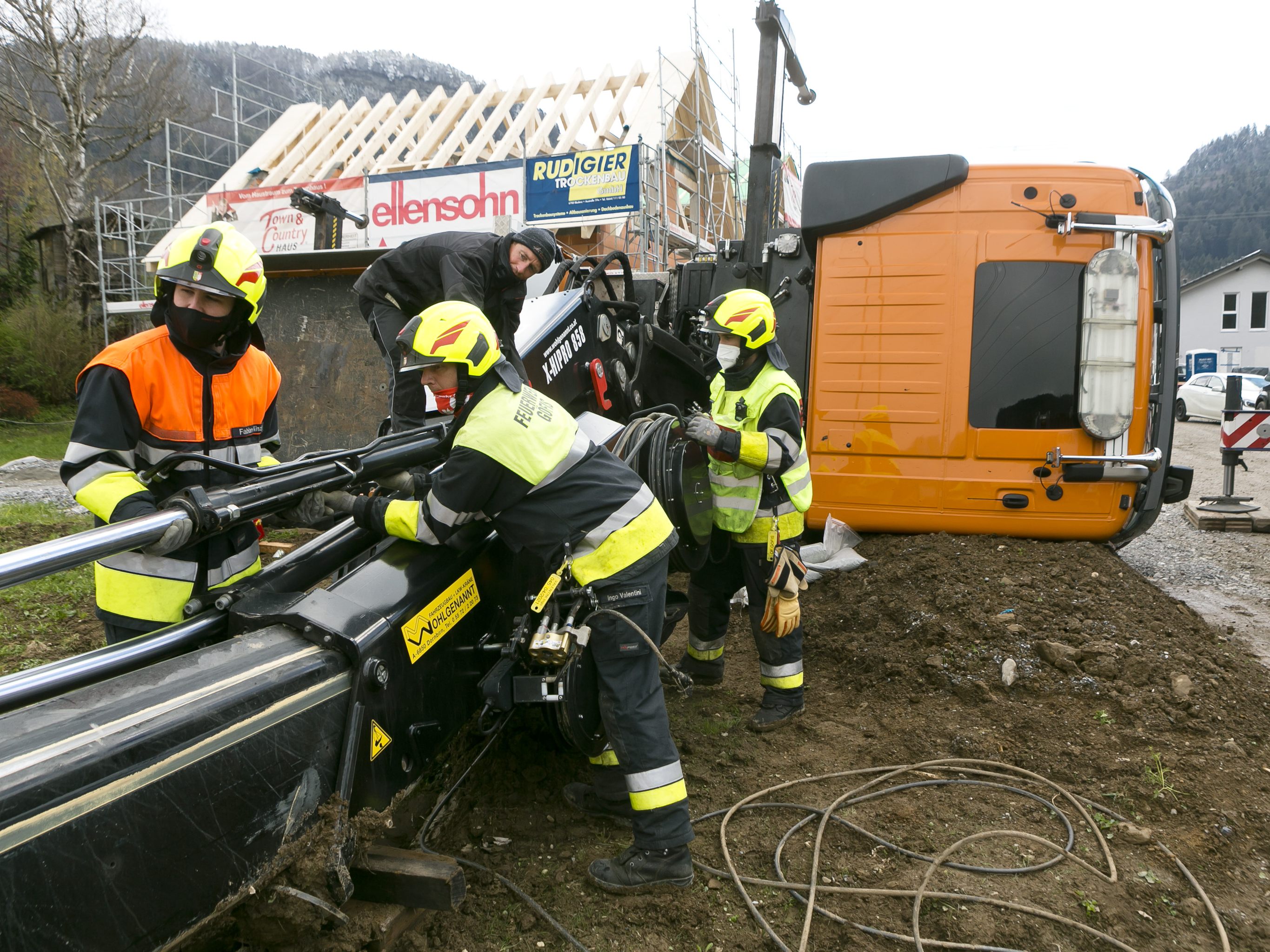 Am Dienstag kippte in Göfis ein Lkw samt Kran um. Am Dienstag kippte in Göfis ein Lkw samt Kran um.